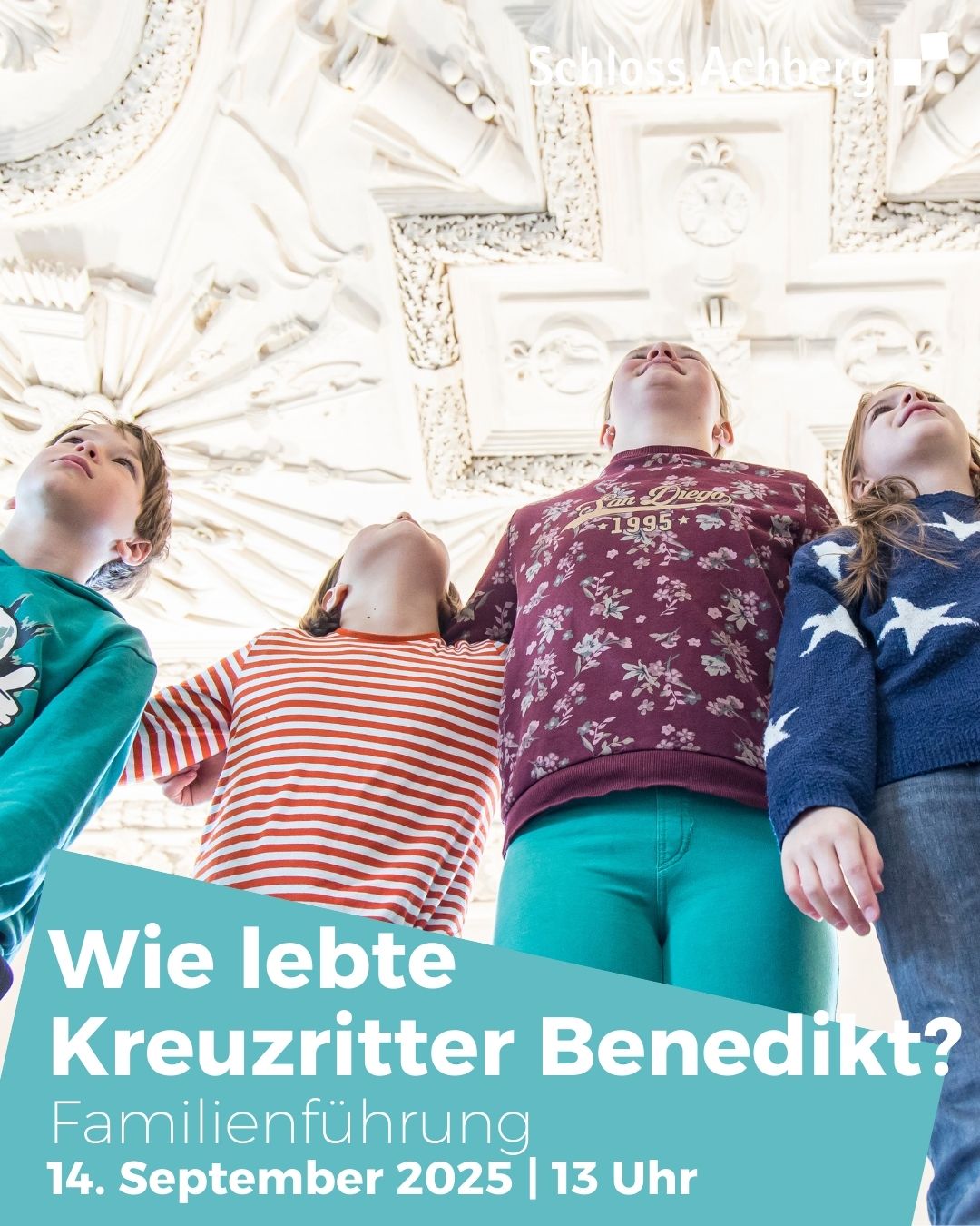 Dieser Alternativtext wurde KI-generiert: Farbfoto, das Personen zeigt, die nach oben schauen. Im Vordergrund befindet sich Textinformation über eine Familienführung.