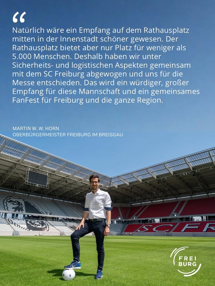 Ein Mensch steht lächelnd auf einem Fußballfeld vor leeren Tribünen, einen Fuß auf einem Ball, mit einem Zitat über einen Fanfest-Empfang in Freiburg und dem Logo „Freiburg“ unten rechts. (KI-Alternativtext)