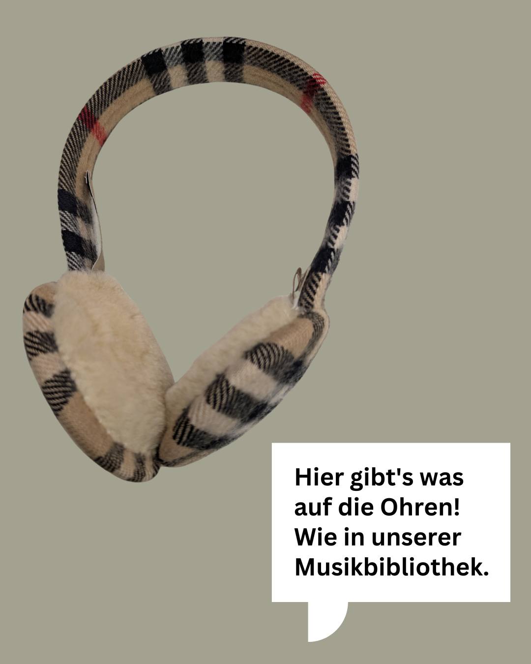 Dieser Alternativtext wurde KI-generiert: Ein Accessoire mit kariertem Muster liegt auf einem einfarbigen Hintergrund. Ein Textfeld mit Schrift befindet sich im unteren Bildbereich.