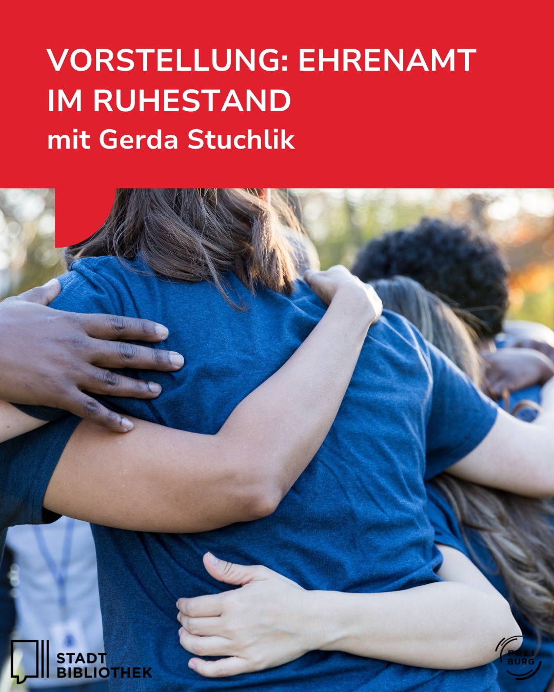 Dieser Alternativtext wurde KI-generiert: Ein rotfarbenes Bild zeigt zwei Personen, die sich umarmen. Im unteren Bereich befinden sich Logos und Textinformationen.