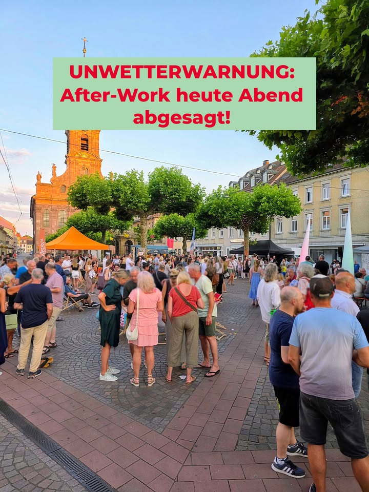 Ein hellgrüner Textkasten mit roter Schrift oben lautet: „UNWETTERWARNUNG: After-Work heute Abend abgesagt!“. Darunter steht eine große Menschenmenge auf einem gepflasterten Platz vor einer Kirche und Veranstaltungszelten. (KI-Alternativtext)