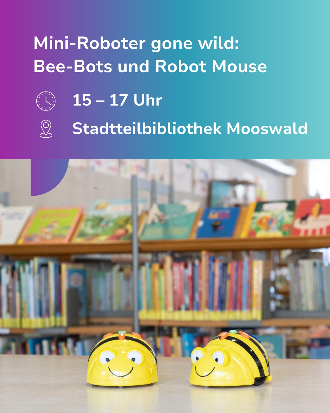 Dieser Alternativtext wurde KI-generiert: Ein farbenfrohes Bild zeigt zwei kleine Roboter in der Form von Insekten vor einem Bücherregal in einer Bibliothek. Im Hintergrund ist eine belebte Büchersammlung zu erkennen.