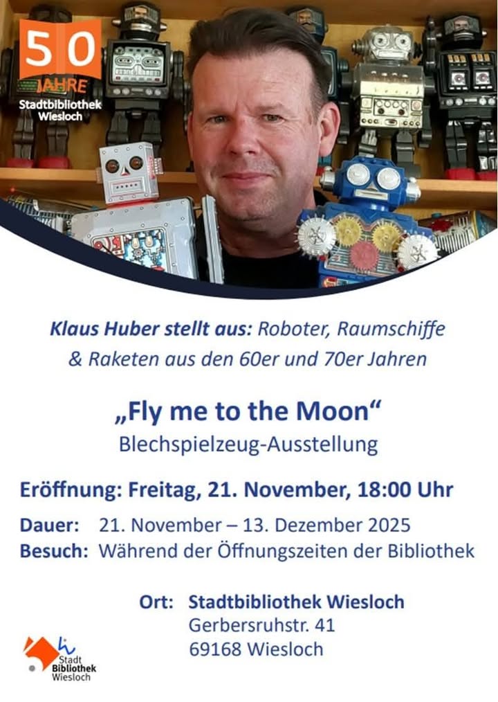 Dieser Alternativtext wurde KI-generiert: Werbeanzeige für eine Ausstellung mit Robotern und Raumschiffen aus den 60er und 70er Jahren. Die Anzeige zeigt eine Person vor einer Sammlung von Spielzeugrobotern und Informationen zur Ausstellung.