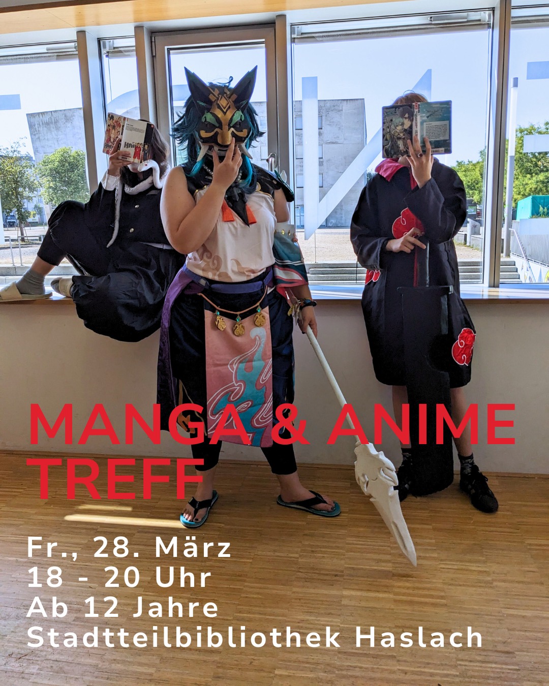 Cosplayer posieren vor einem Fenster in einer Bibliothek.  Ein Plakat kündigt einen Manga- und Animetreff an.