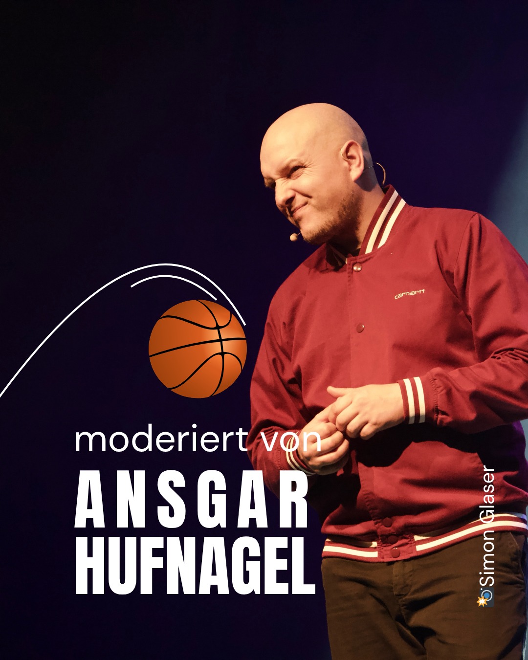 Ein kahlköpfiger Mensch in roter Jacke mit Mikrofon steht lächelnd auf einer Bühne. Links daneben ein Basketball mit Flugbahn und der Text „moderiert von ANSGAR HUFNAGEL“. Rechts unten das Wasserzeichen „©Simon Glaser“. (KI-Alternativtext)