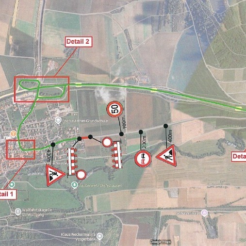 Dieser Alternativtext wurde KI-generiert: Eine Luftaufnahme zeigt eine Straße und ein Feld mit verschiedenen Schildern und Markierungen. Rote Umrandungen und Pfeile heben bestimmte Bereiche auf der Karte hervor.