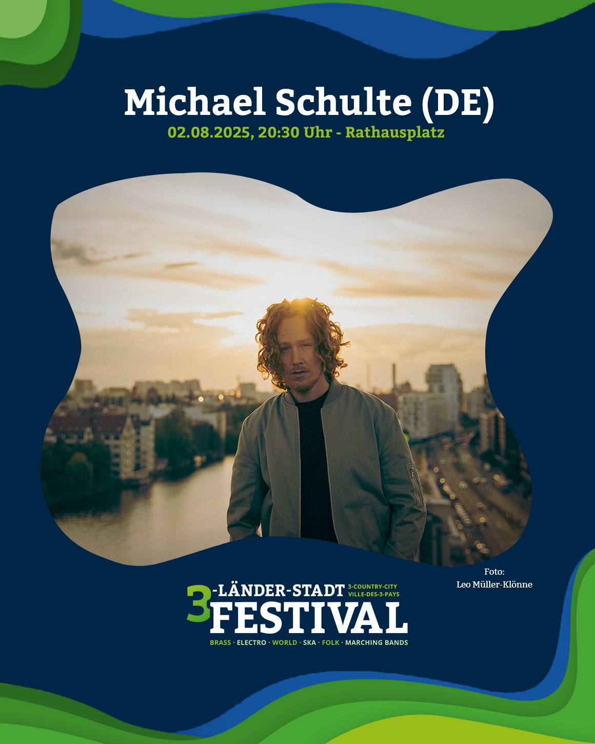 Das Werbebild zeigt eine Person vor einer Stadtkulisse. Im unteren Bereich ist ein Festival-Logo zu sehen.