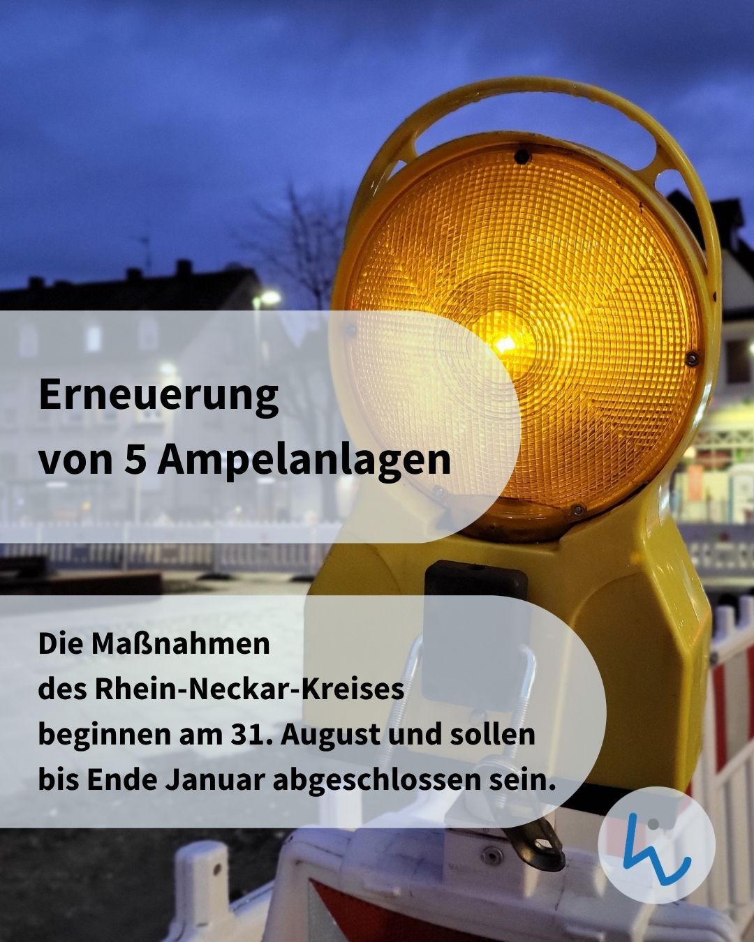 Nahaufnahme einer leuchtenden gelben Baustellenampel. Der Text lautet: „Erneuerung von 5 Ampelanlagen. Die Maßnahmen des Rhein-Neckar-Kreises beginnen am 31. August und sollen bis Ende Januar abgeschlossen sein.“ (KI-Alternativtext)