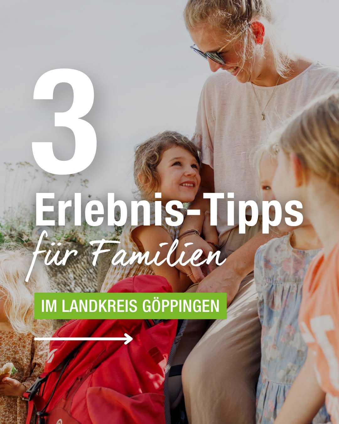 Dieser Alternativtext wurde KI-generiert: Ein farbiges Bild zeigt mehrere Personen im Freien, möglicherweise bei einer Wanderung. Im Vordergrund befindet sich große, weiße Zahl mit Text darunter.