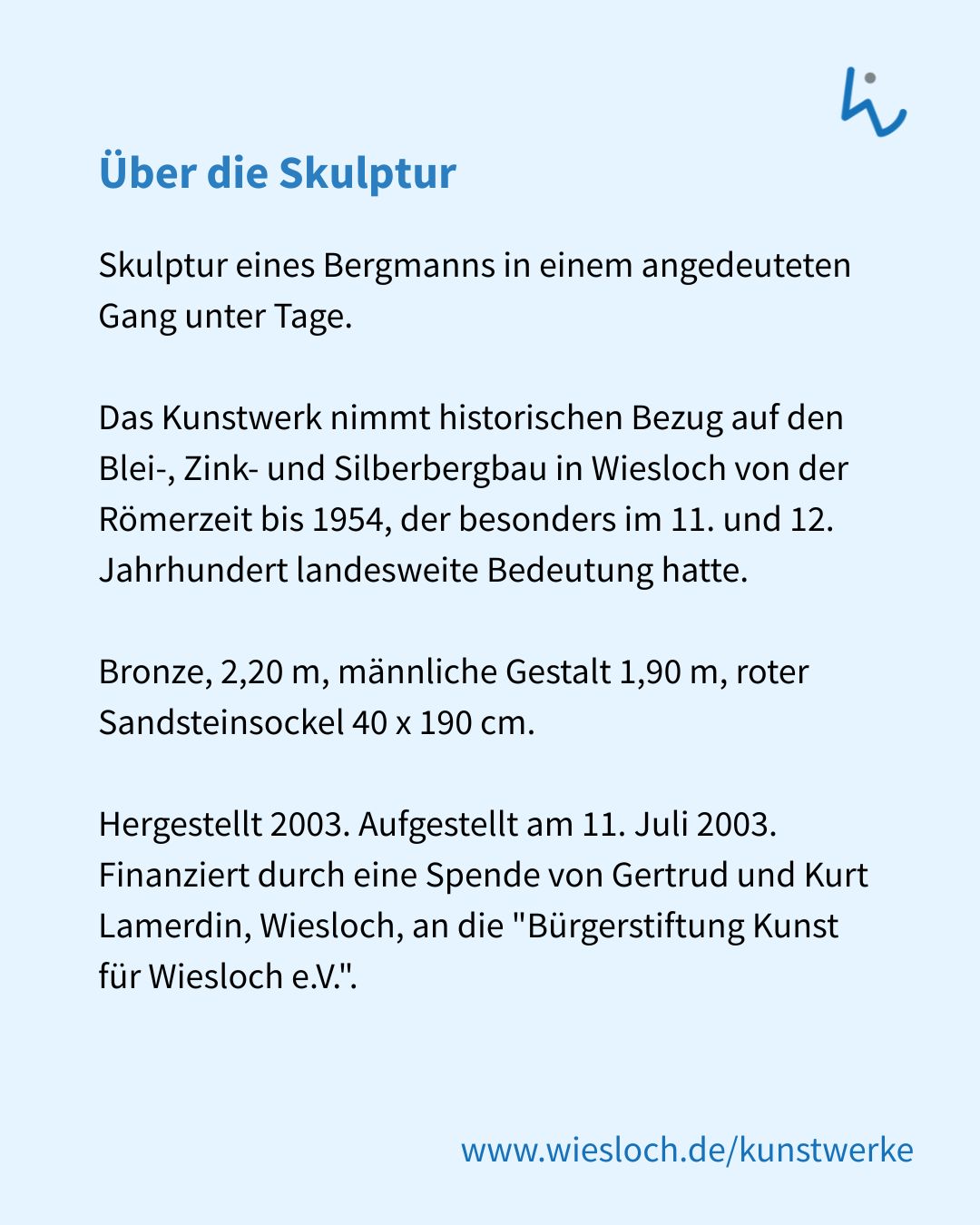 Dieser Alternativtext wurde KI-generiert: Schwarz-weißes Bild mit Text über eine Skulptur. Der Text beschreibt ein Kunstwerk, das einen Bergbaumitarbeiter darstellt und historische Bezüge zur Bergbaugeschichte hat.