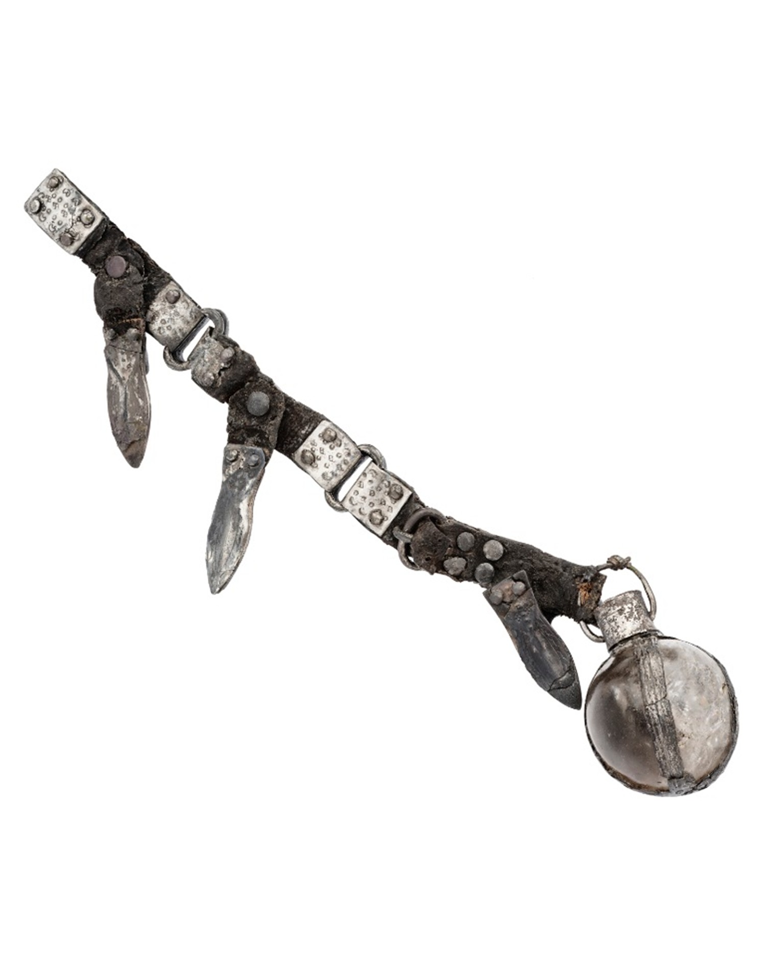 Dieser Alternativtext wurde KI-generiert: Ein dekoratives Objekt mit einem Metallriemen und einer gläsernen Kugel am Ende ist dargestellt. Das Objekt weist filigrane Verzierungen und mehrere kleine Anhänger auf.