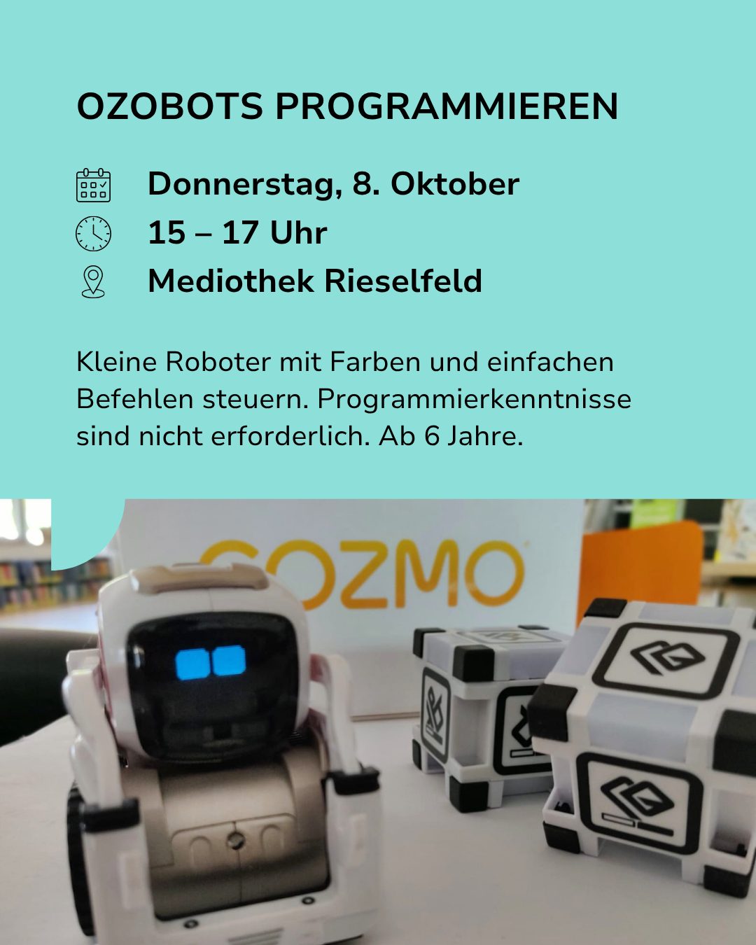 Flyer für die Veranstaltung „OZOBOTS PROGRAMMIEREN“ am Donnerstag, 8. Oktober, von 15 bis 17 Uhr in der Mediothek Rieselfeld. Der Text erläutert das Steuern kleiner Roboter mit Farben ohne Vorkenntnisse für Kinder ab 6 Jahren. Im Vordergrund sind ein kleiner weißer Roboter mit blauen Augen und zwei Würfel mit Symbolen zu sehen. (KI-Alternativtext)