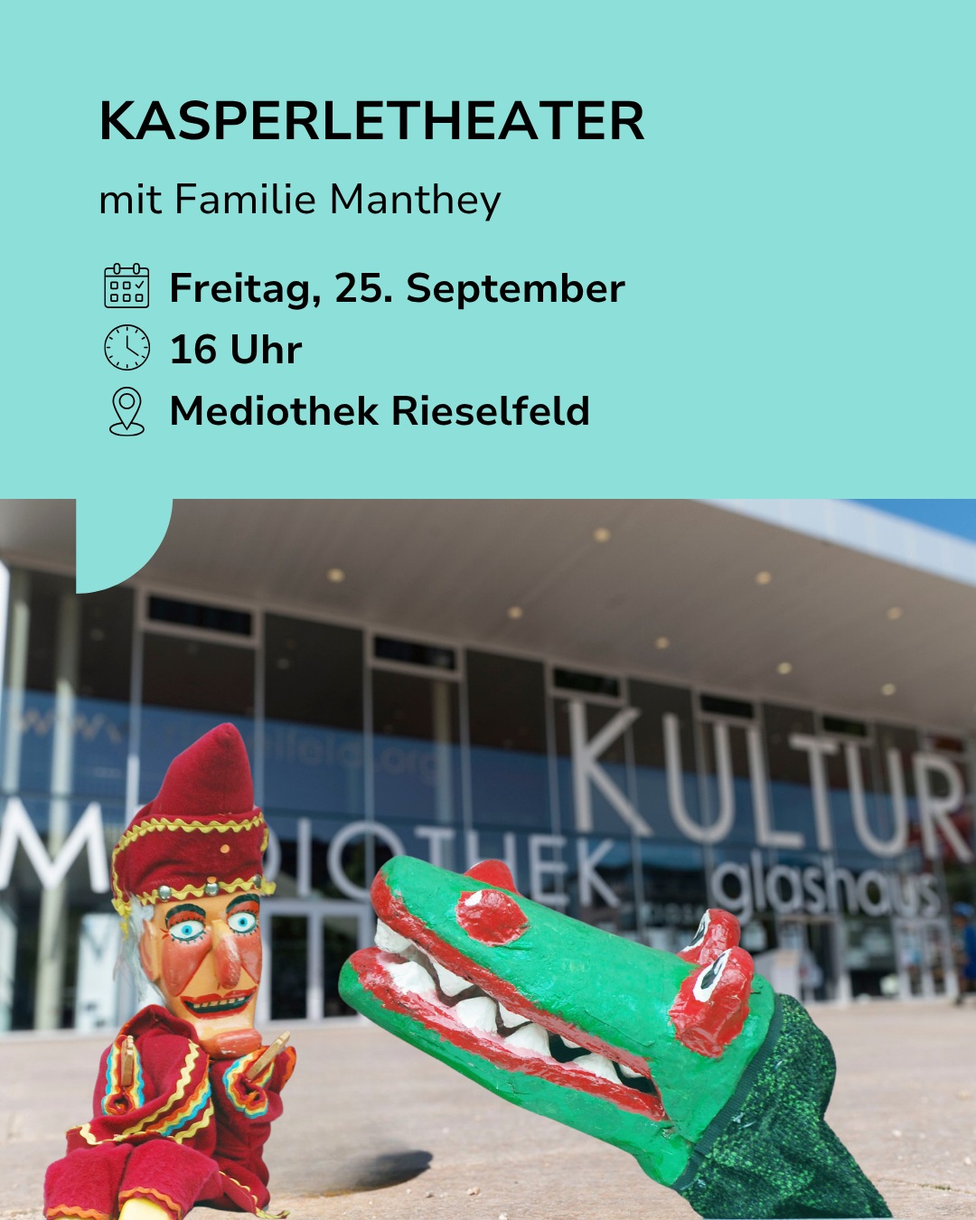 Plakat für Kasperletheater mit einer Familie am Freitag, 25. September um 16 Uhr in der Mediothek Rieselfeld. Im Vordergrund stehen eine Puppe in roter Kleidung und ein grünes Puppentier vor einem Gebäude mit der Aufschrift Kultur Glashaus. (KI-Alternativtext)