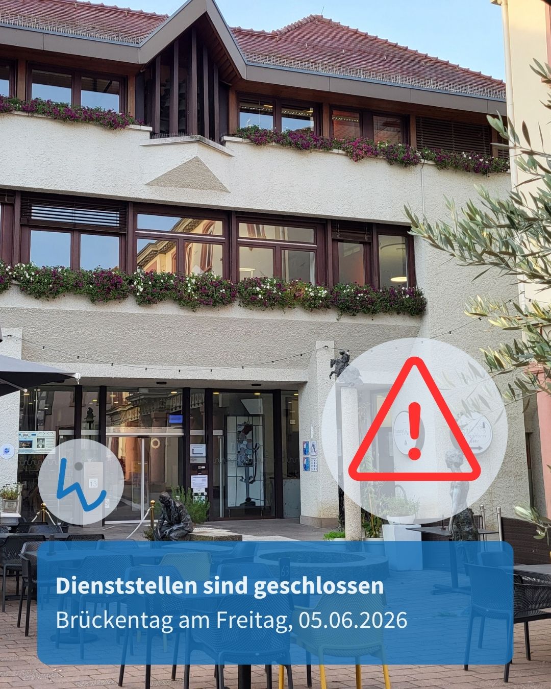 Gebäude mit geschlossenen Dienststellen am Brückentag, Freitag, 05.06.2026, gekennzeichnet durch ein rotes Warnsymbol mit Ausrufezeichen und einen blauen Hinweistext. (KI-Alternativtext)