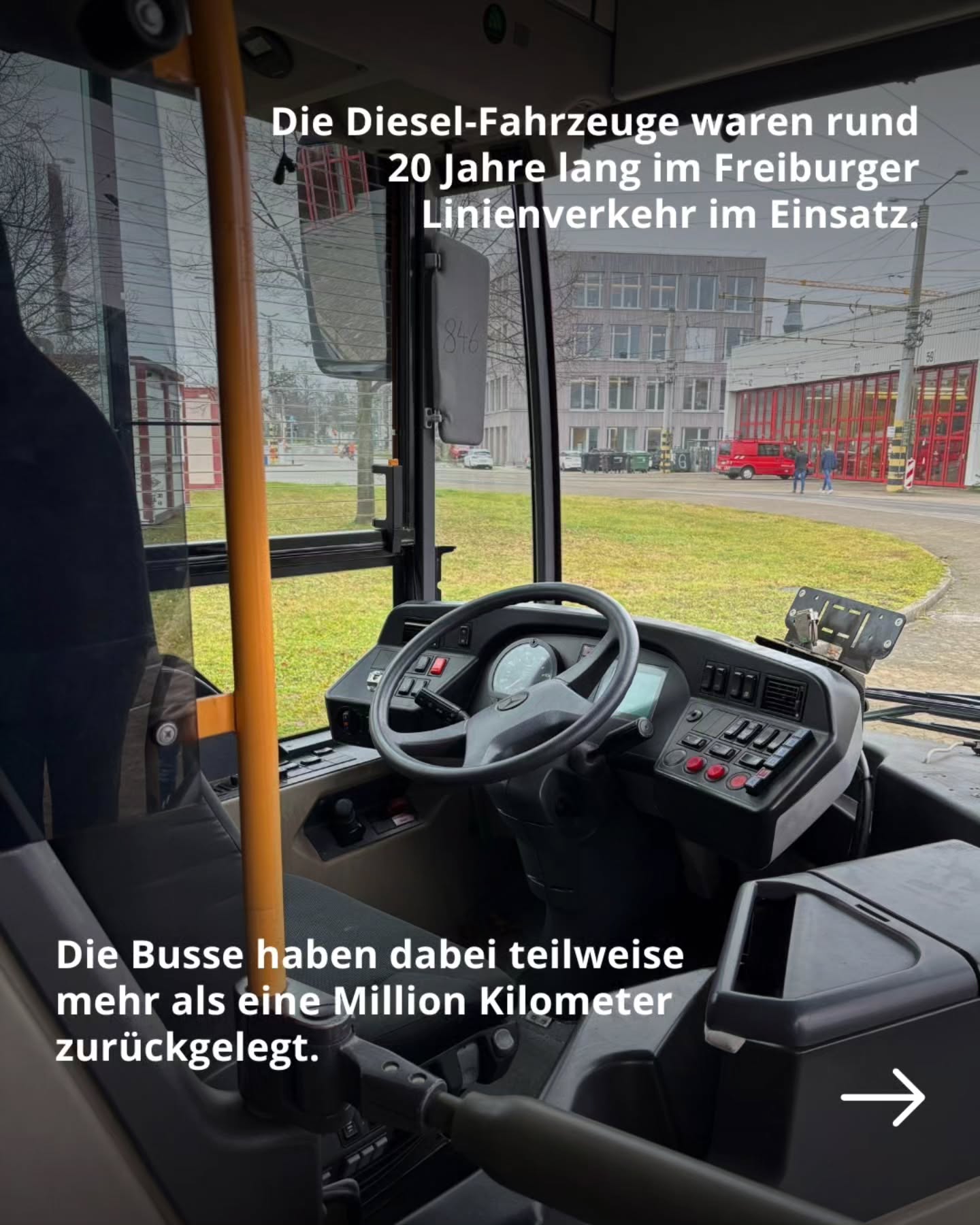 Dieser Alternativtext wurde KI-generiert: Ein Blick aus dem Fahrersitz eines Busses ins Freie. Das Bild ist farbig und zeigt die Armaturenbreite sowie die Straße vor dem Fahrzeug.