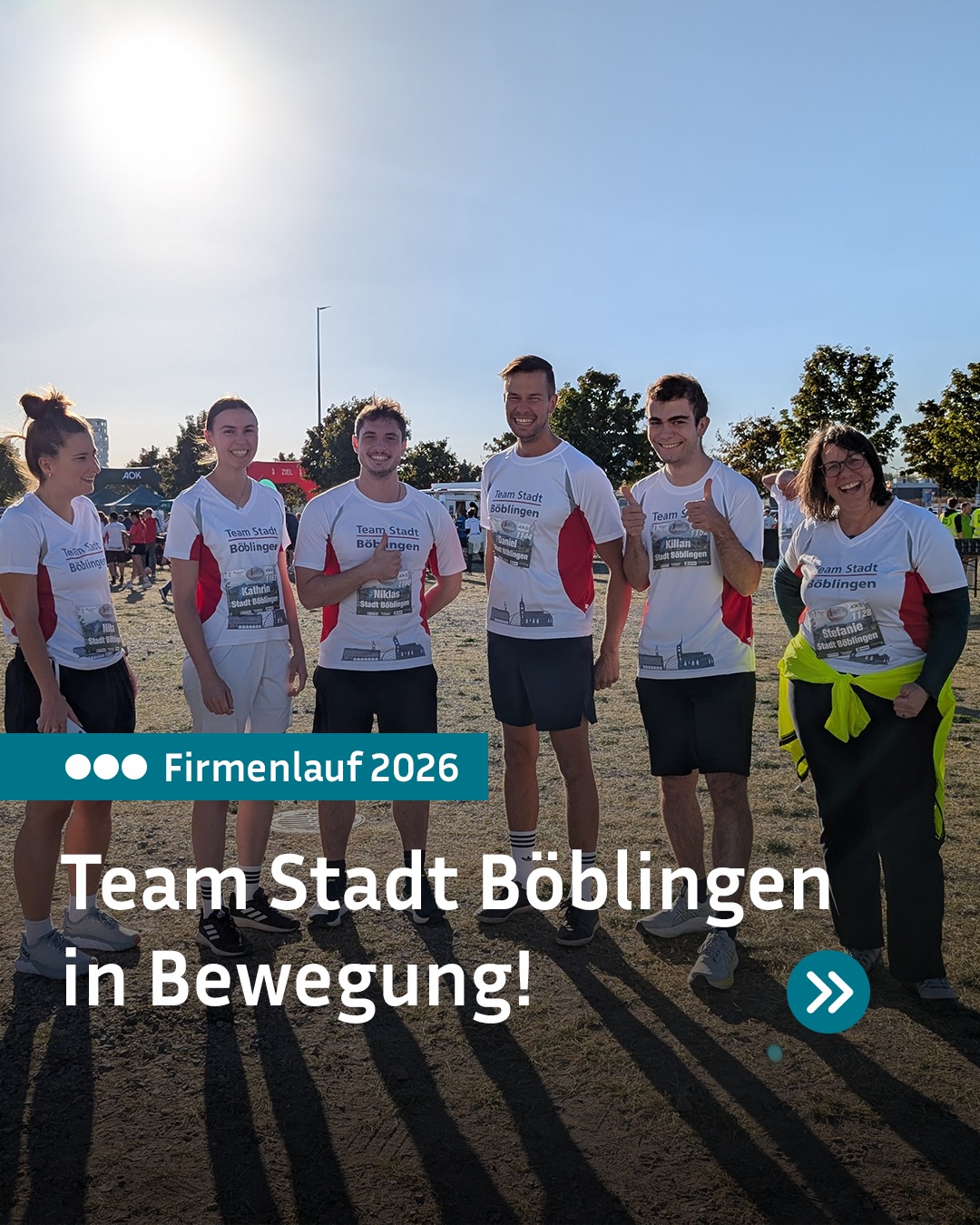 Sechs Personen in weißen T-Shirts mit der Aufschrift „Team Stadt Böblingen“ stehen auf einer Wiese bei Sonnenschein. Zwei von ihnen geben Daumen hoch, während die anderen lächelnd zur Kamera schauen. Ein Textoverlay zeigt „Firmenlauf 2026 – Team Stadt Böblingen in Bewegung!“. (KI-Alternativtext)