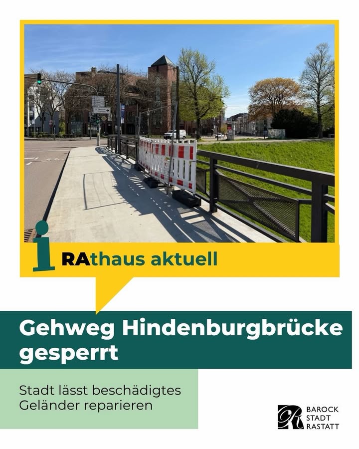 Dieser Alternativtext wurde KI-generiert: Ein Foto zeigt eine gesperrte Fussgängerbrücke mit Absperrungen und einem beschädigten Geländer. Im Hintergrund ist eine Strassenszene mit Gebäuden und Bäumen zu sehen.
