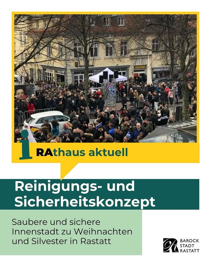 Dieser Alternativtext wurde KI-generiert: Ein farbiges Bild zeigt eine Straßenszene mit Gebäuden im Hintergrund und einer Menschenmenge. Im Vordergrund befindet sich ein Fahrzeug und Werbebanner.