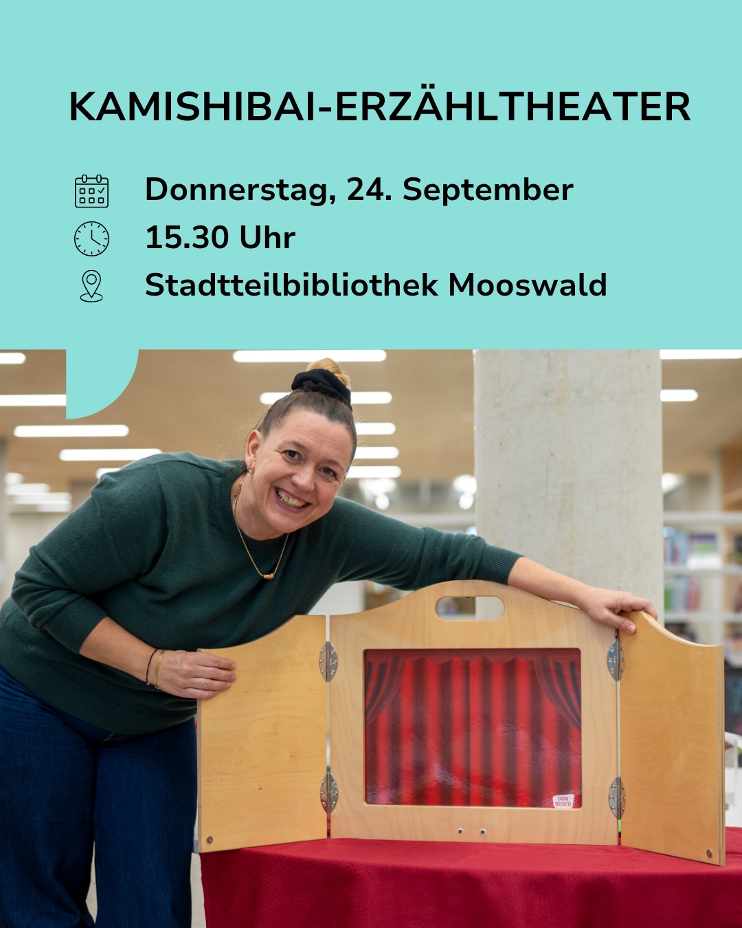 Plakat für ein Kamishibai-Erzähltheater am Donnerstag, 24. September um 15.30 Uhr in der Stadtteilbibliothek Mooswald. Eine Person in grünem Pullover lehnt über ein hölzernes Kamishibai-Theater mit rotem Vorhang. (KI-Alternativtext)