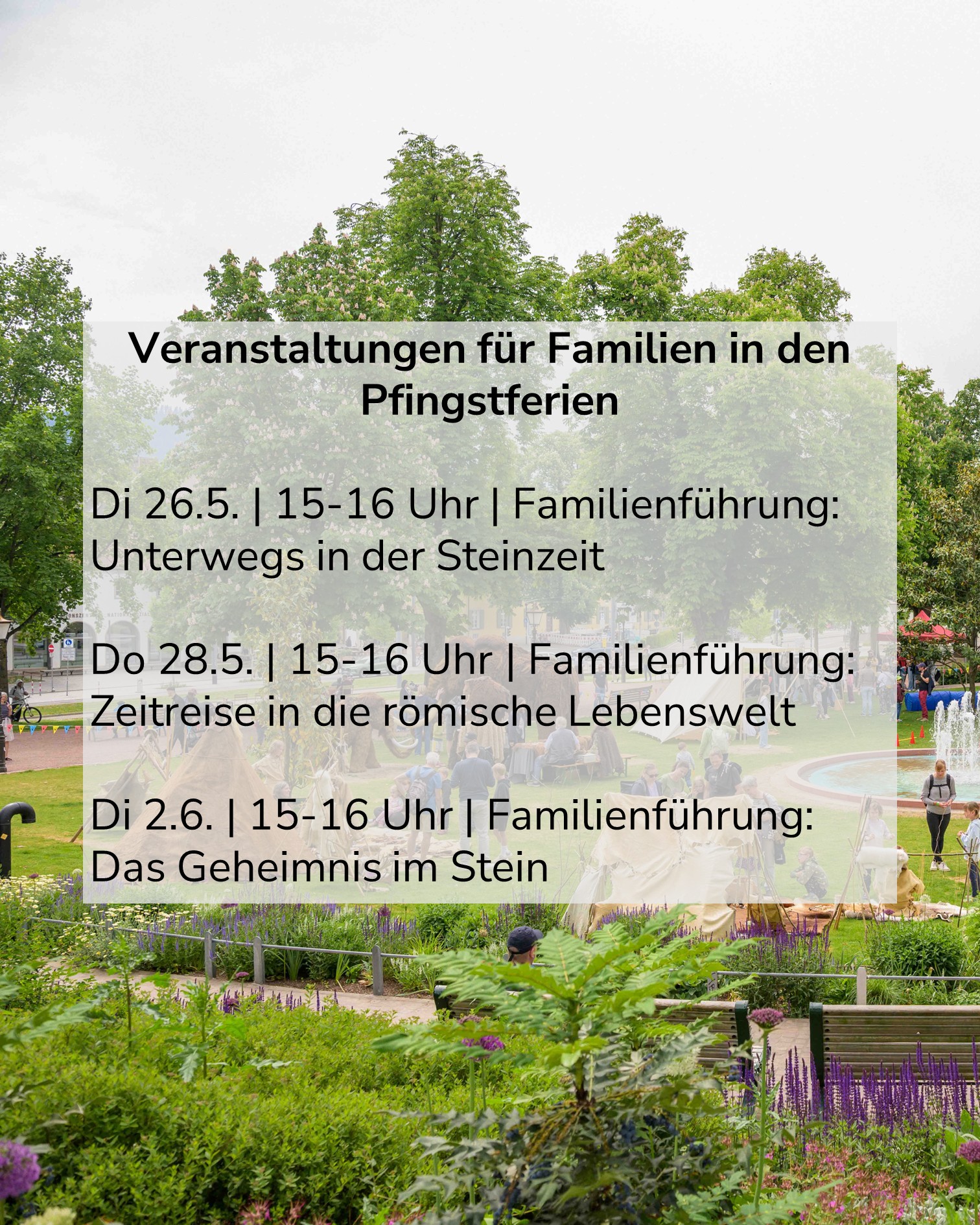 Veranstaltungen für Familien in den Pfingstferien: Familienführung am Di 26.5. von 15-16 Uhr „Unterwegs in der Steinzeit“, am Do 28.5. von 15-16 Uhr „Zeitreise in die römische Lebenswelt“ und am Di 2.6. von 15-16 Uhr „Das Geheimnis im Stein“. Im Hintergrund Park mit Bäumen, Zelten und Menschen. (KI-Alternativtext)
