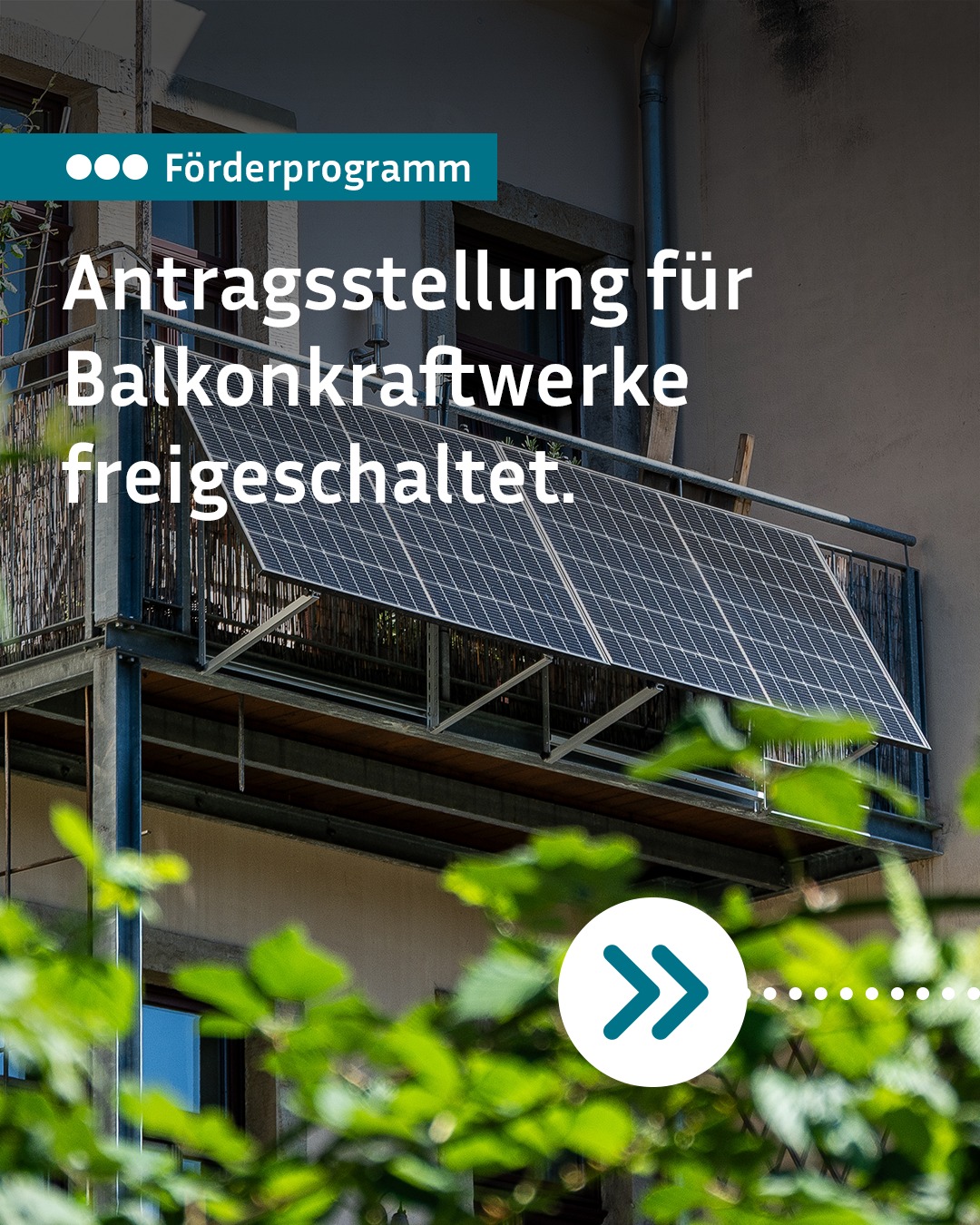 Dieser Alternativtext wurde KI-generiert: Ein Bild zeigt Solarmodule an einem Balkon. Ein Textfeld kündigt die Möglichkeit der Antragstellung für Balkonkraftwerke an.