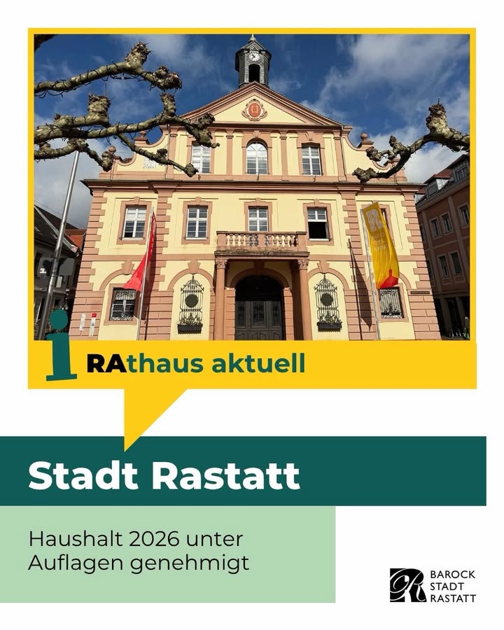 Dieser Alternativtext wurde KI-generiert: Ein helles, mehrstöckiges Gebäude mit einer Fassade in warmen Farbtönen. Im Vordergrund sind Textfelder mit Informationen zur Stadt und zum Haushalt zu sehen.