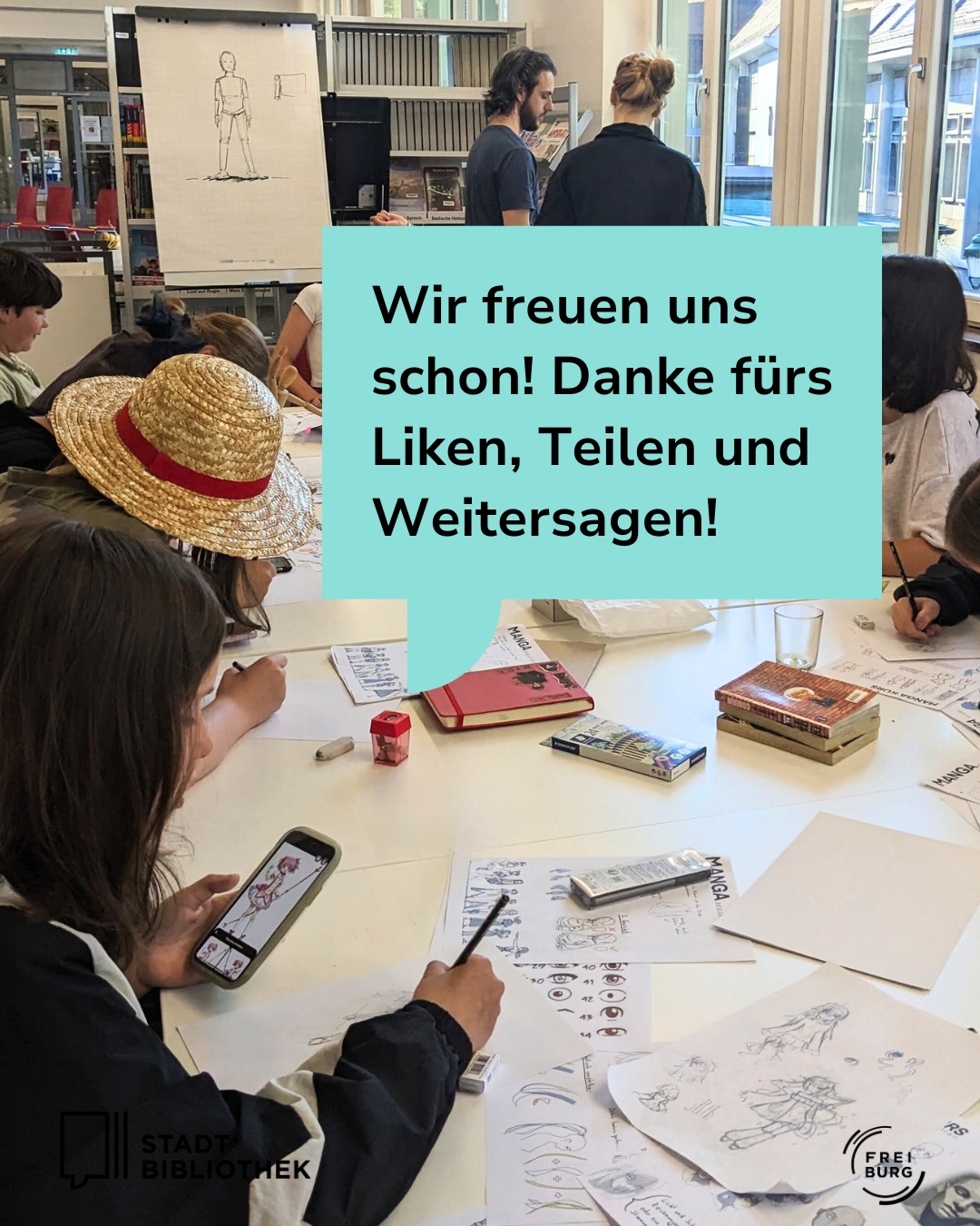 Mehrere Personen sitzen an einem Tisch und zeichnen Skizzen, wobei eine Person im Vordergrund ein Smartphone hält. Ein großes Textfeld in der Bildmitte lautet: „Wir freuen uns schon! Danke fürs Liken, Teilen und Weitersagen!“. Unten sind die Logos der Stadtbibliothek und der Freiburg zu sehen. (KI-Alternativtext)