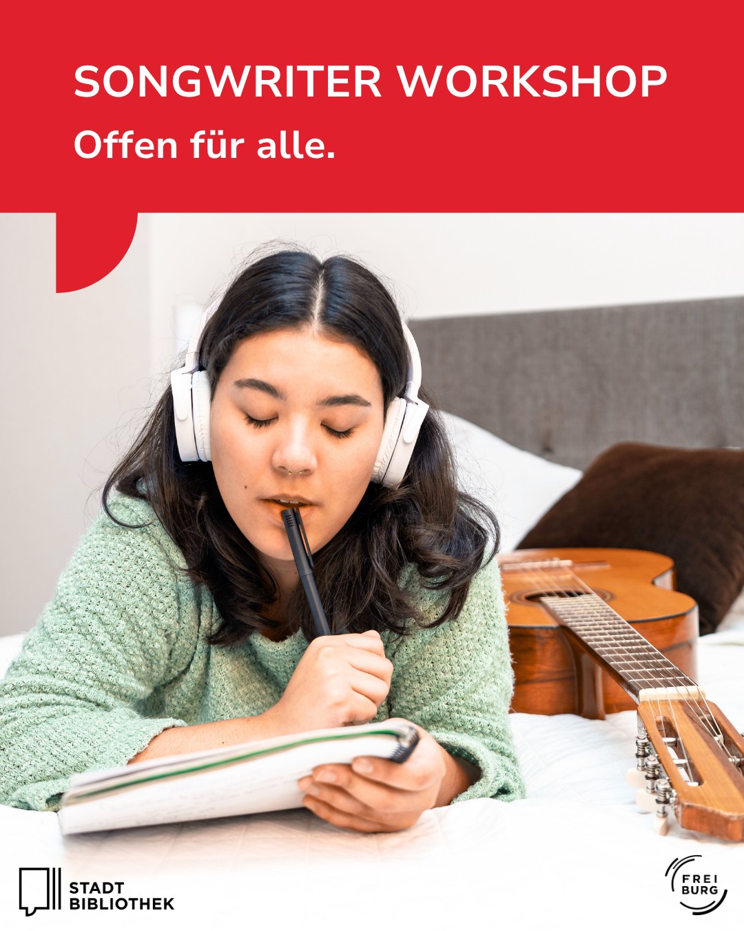 Person mit Kopfhörern schreibt in ein Notizbuch, während eine Gitarre neben ihr auf einem Bett liegt. Oben steht: „SONGWRITER WORKSHOP – Offen für alle.“ Unten links das Logo der Stadtbibliothek, rechts das Logo Freiburg. (KI-Alternativtext)