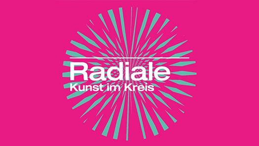 Dieser Alternativtext wurde KI-generiert: Ein abstraktes, farbenfrohes Design mit radial angeordneten Linien in Türkis auf pinkfarbenem Hintergrund. Weißer Text befindet sich in der Mitte des Bildes.