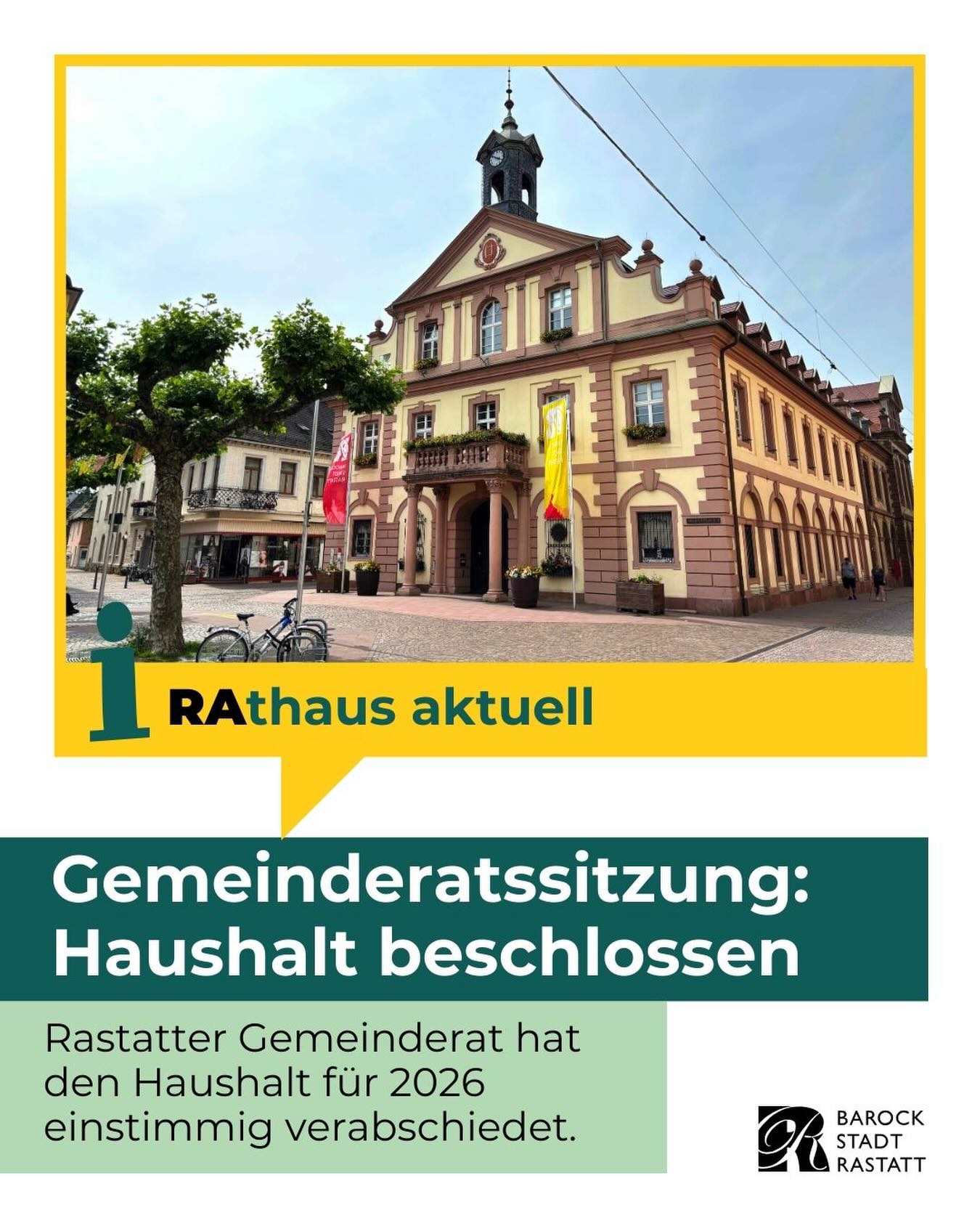 Dieser Alternativtext wurde KI-generiert: Ein historisches Gebäude mit einem Turm und einem roten Dach steht vor Bäumen und Geschäften. Im Vordergrund befindet sich ein Werbebanner mit Text und Logos.