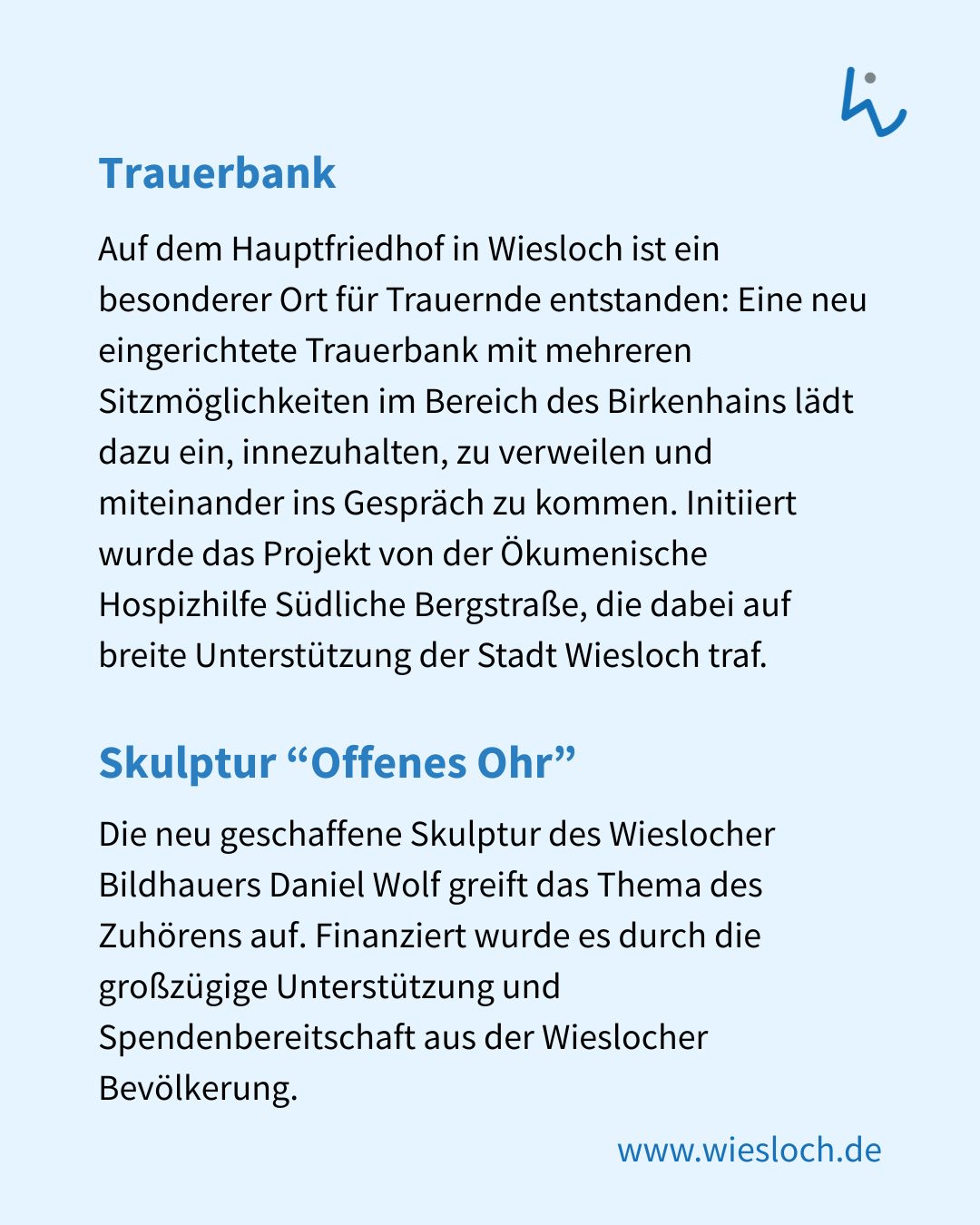 Dieser Alternativtext wurde KI-generiert: Schwarz-weißes Foto einer Informationstafel mit Text über eine neue Trauerbank und eine Skulptur im Birkenhain. Der Text erwähnt eine Initiative zur Förderung von Gesprächen und Unterstützung.