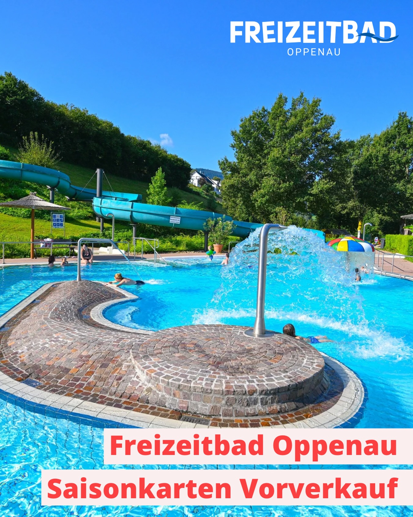 Dieser Alternativtext wurde KI-generiert: Ein Farbfoto zeigt ein Schwimmbad mit Rutschen und Bäumen im Hintergrund. Menschen planschen im Wasser und entspannen am Beckenrand.