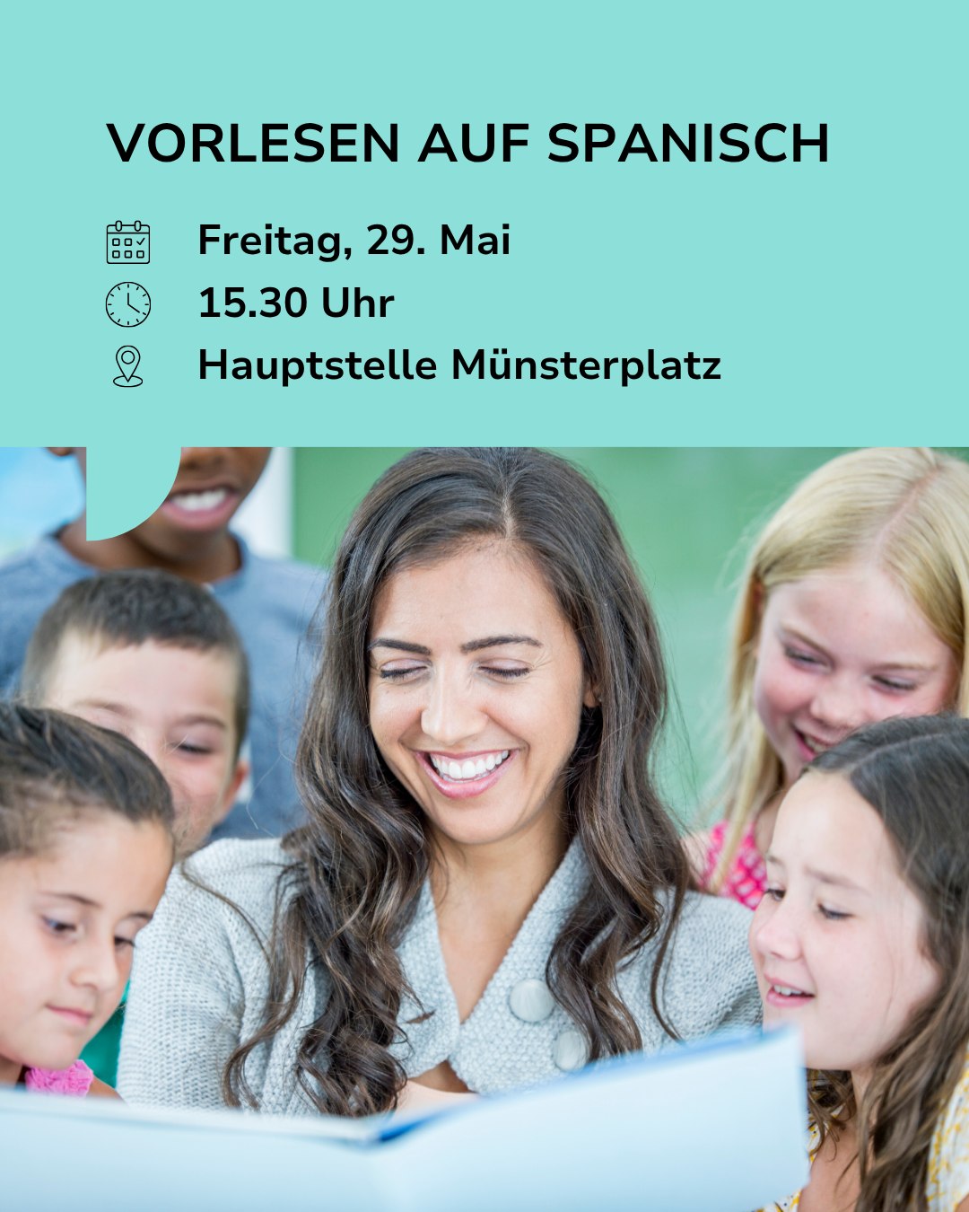 Vorleseveranstaltung auf Spanisch am Freitag, 29. Mai, 15.30 Uhr an der Hauptstelle Münsterplatz: Eine Person liest lächelnd Kindern aus einem Buch vor. (KI-Alternativtext)