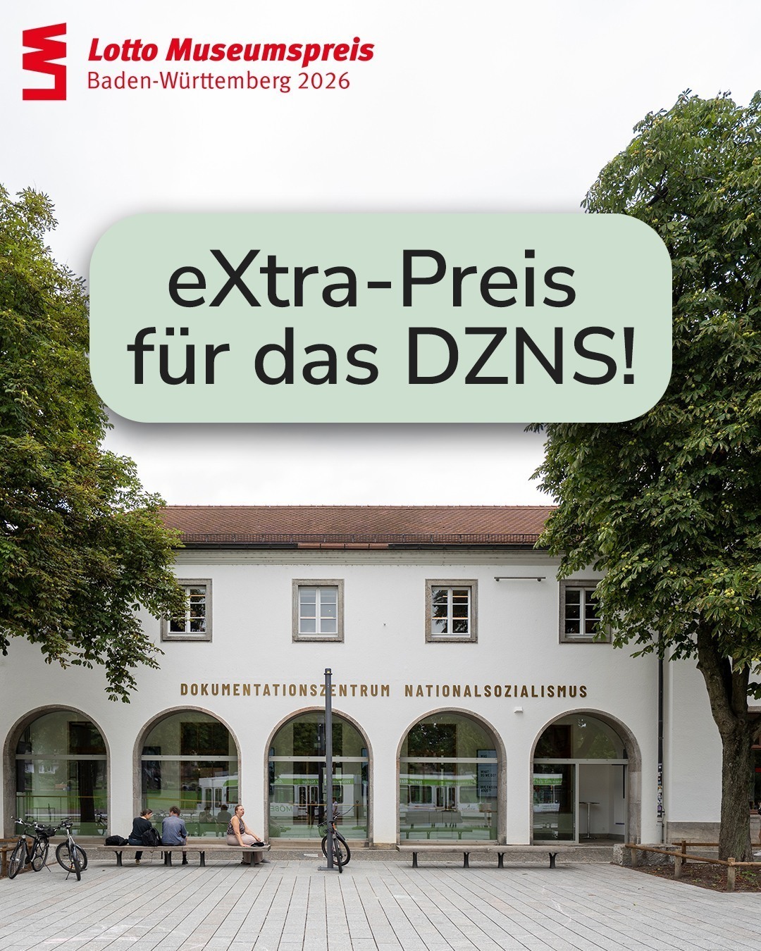 Oben links steht das Logo des Lotto Museumspreis Baden-Württemberg 2026. Ein zentraler, hellgrüner Textblock verkündet: "eXtra-Preis für das DZNS!". Im Hintergrund ist das weiße Gebäude des Dokumentationszentrums Nationalsozialismus mit Bogenfenstern zu sehen, vor dem drei Personen auf einer Bank sitzen und Fahrräder abgestellt sind. (KI-Alternativtext)
