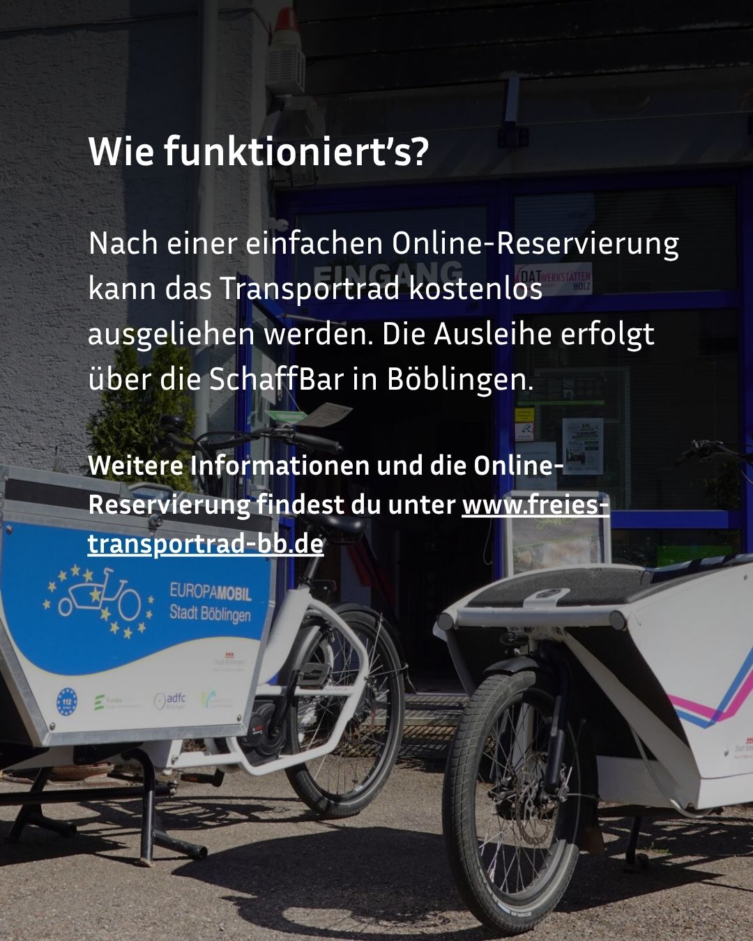 Zwei Transporträder stehen vor einem Gebäudeeingang. Der überlagerte Text lautet: "Wie funktioniert's? Nach einer einfachen Online-Reservierung kann das Transportrad kostenlos ausgeliehen werden. Die Ausleihe erfolgt über die SchaffBar in Böblingen. Weitere Informationen und die Online-Reservierung findest du unter www.freies-transportrad-bb.de". (KI-Alternativtext)