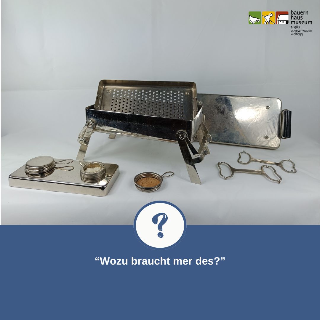 Dieser Alternativtext wurde KI-generiert: Ein metallenes Gerät mit mehreren Teilen und einem Fragezeichen darunter ist auf einer hellen Oberfläche abgebildet. Darunter steht ein Text in einer blauen Sprechblase.