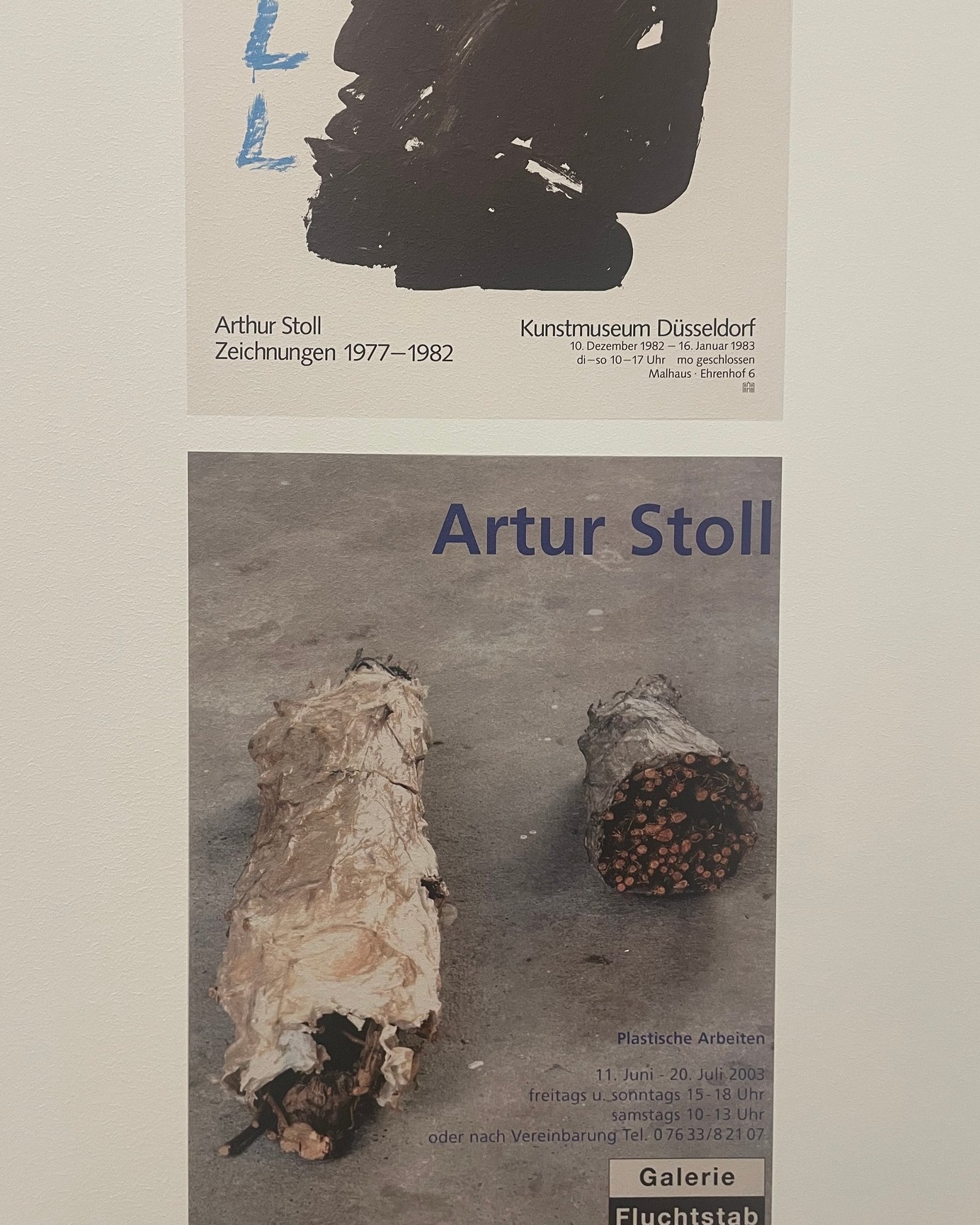 Dieser Alternativtext wurde KI-generiert: Schwarz-weißes Plakat für eine Kunstausstellung. Es zeigt eine Silhouette und abstrahierte Formen, sowie Ausstellungsinformationen und Text.