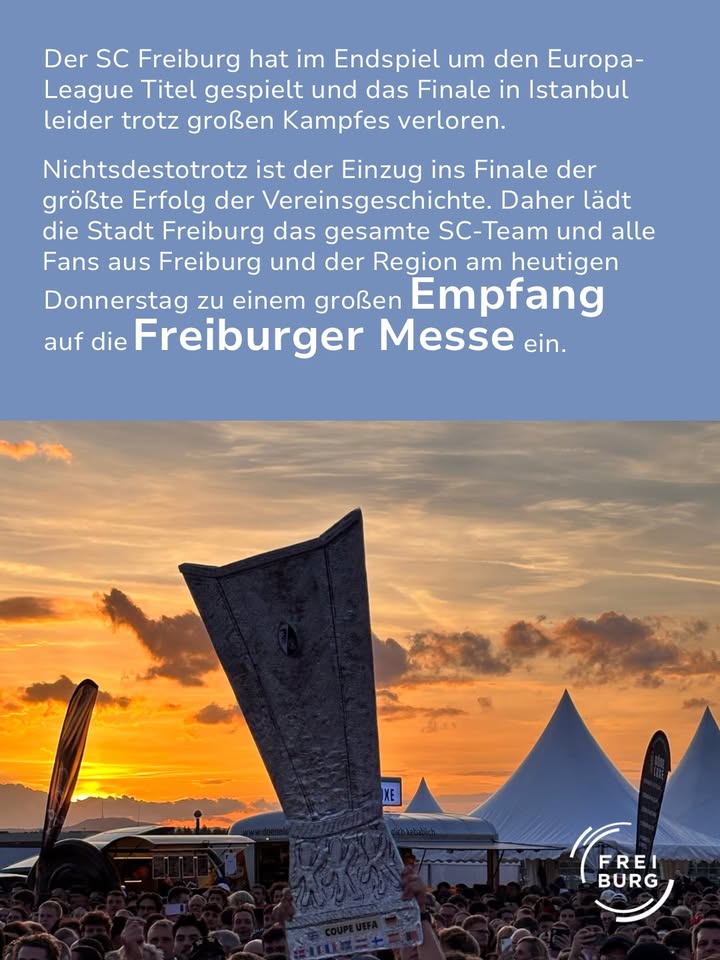 Der SC Freiburg hat das Europa-League-Finale in Istanbul verloren, feiert aber trotzdem mit Fans auf der Freiburger Messe; im Vordergrund wird der UEFA-Pokal vor Sonnenuntergang hochgehalten. (KI-Alternativtext)