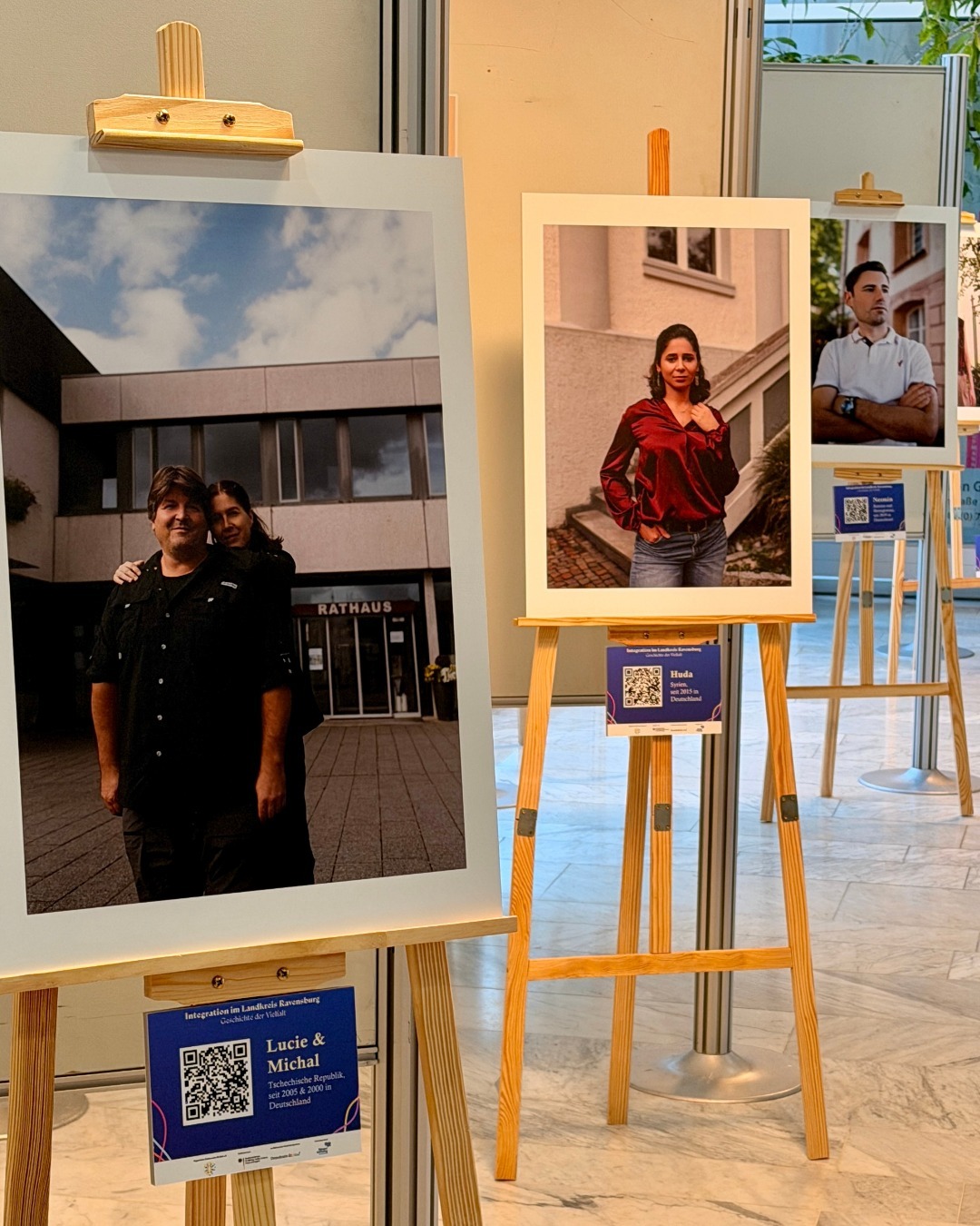 Zu sehen ist ein Ausschnitt der Ausstellung. Es sind großformatige Portraits zu sehen.