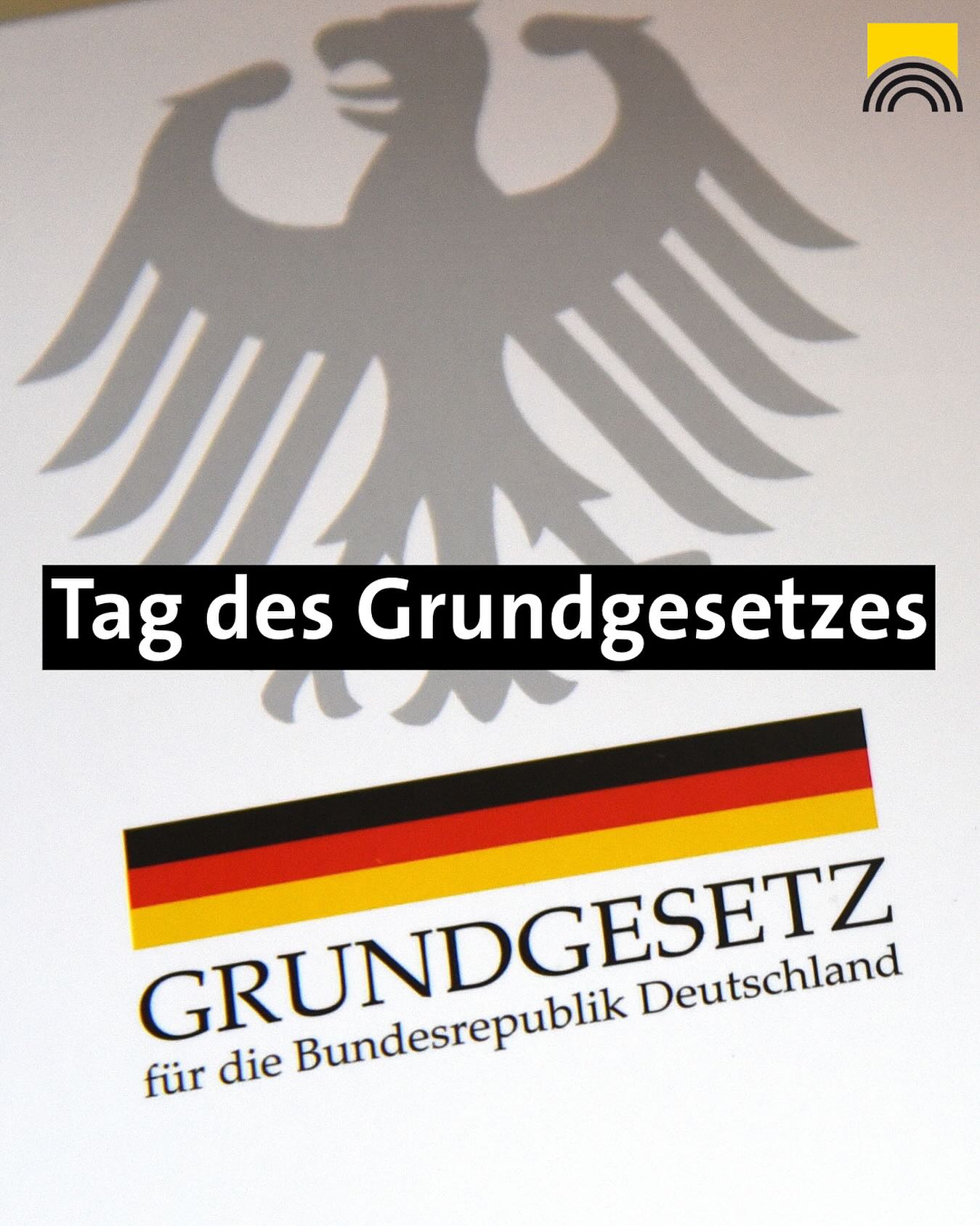 Bild zum Tag des Grundgesetzes: Das Bundeswappen ist abgebildet, darunter die Aufschrift 'Grundgesetz für die Bundesrepublik Deutschland'.