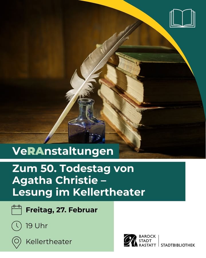 Dieser Alternativtext wurde KI-generiert: Schwarz-Weiß-Bild mit einem alten Buch, einer Feder und einem Tintenfass auf einem Holztisch. Darunter befindet sich ein Veranstaltungshinweis mit Datum, Uhrzeit und Ort.