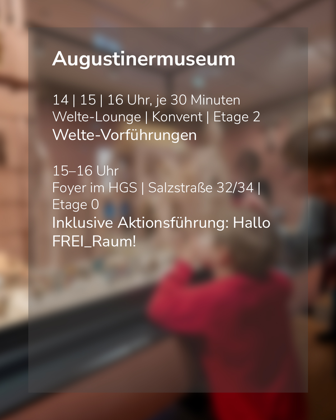 Dieser Alternativtext wurde KI-generiert: Schwarz-Weiß-Foto einer verschwommenen Anzeigetafel mit Textinformationen zu Veranstaltungen und Zeiten. Der Text enthält Ortsangaben und Hinweise auf eine Führung.