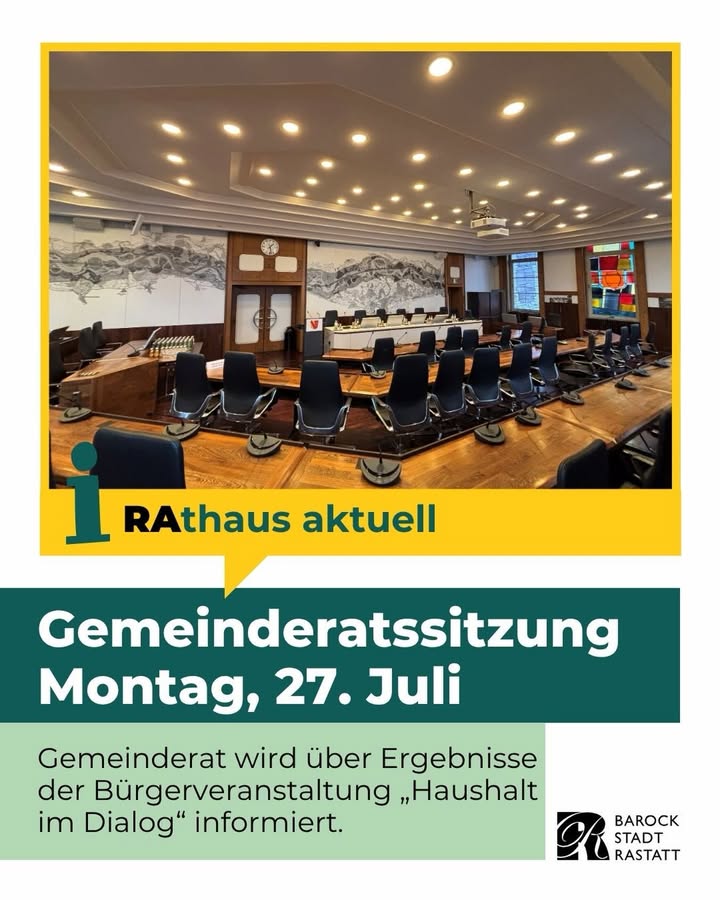 Foto eines leeren Gemeinderatsssaals mit Holztischen und schwarzen Stühlen, darüber der Schriftzug „RAthaus aktuell“. Ein grüner Balken verkündet „Gemeinderatssitzung Montag, 27. Juli“, während unten steht: „Gemeinderat wird über Ergebnisse der Bürgerveranstaltung ‚Haushalt im Dialog‘ informiert.“ Rechts unten befindet sich das Logo der Barockstadt Rastatt. (KI-Alternativtext)