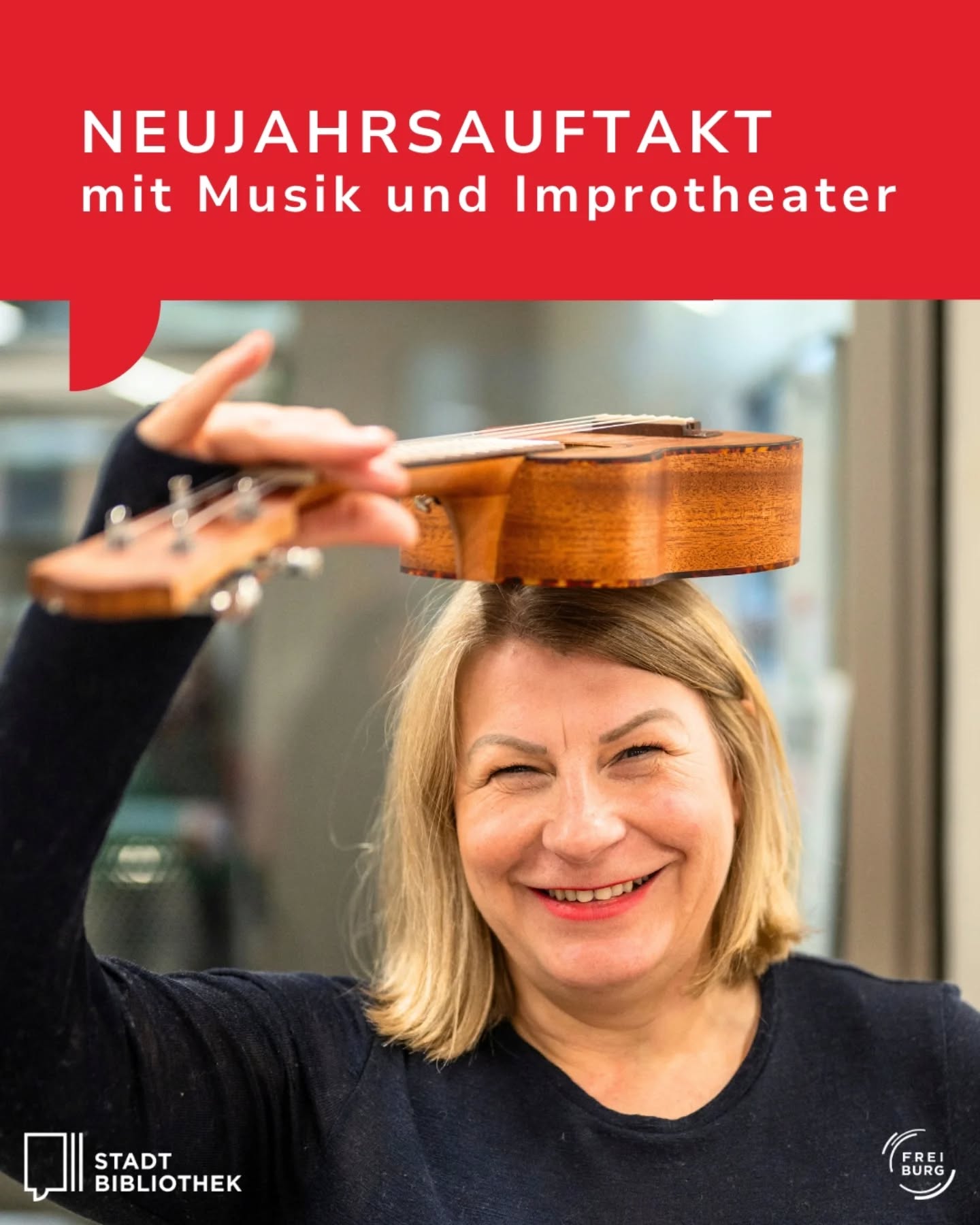 Dieser Alternativtext wurde KI-generiert: Ein Werbeplakat für eine Veranstaltung mit Musik und Improtheater. Es zeigt eine lächelnde Person mit einer Geige.
