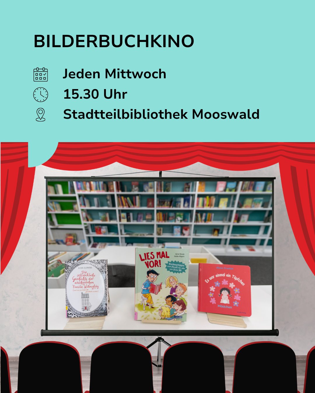 Bilderbuchkino jeden Mittwoch um 15.30 Uhr in der Stadtteilbibliothek Mooswald. Drei Kinderbücher stehen auf einem Tisch vor einem Beamerbildschirm, dahinter Bücherregale. Rote Vorhänge und Stuhlreihen deuten einen Kinosaal an. (KI-Alternativtext)