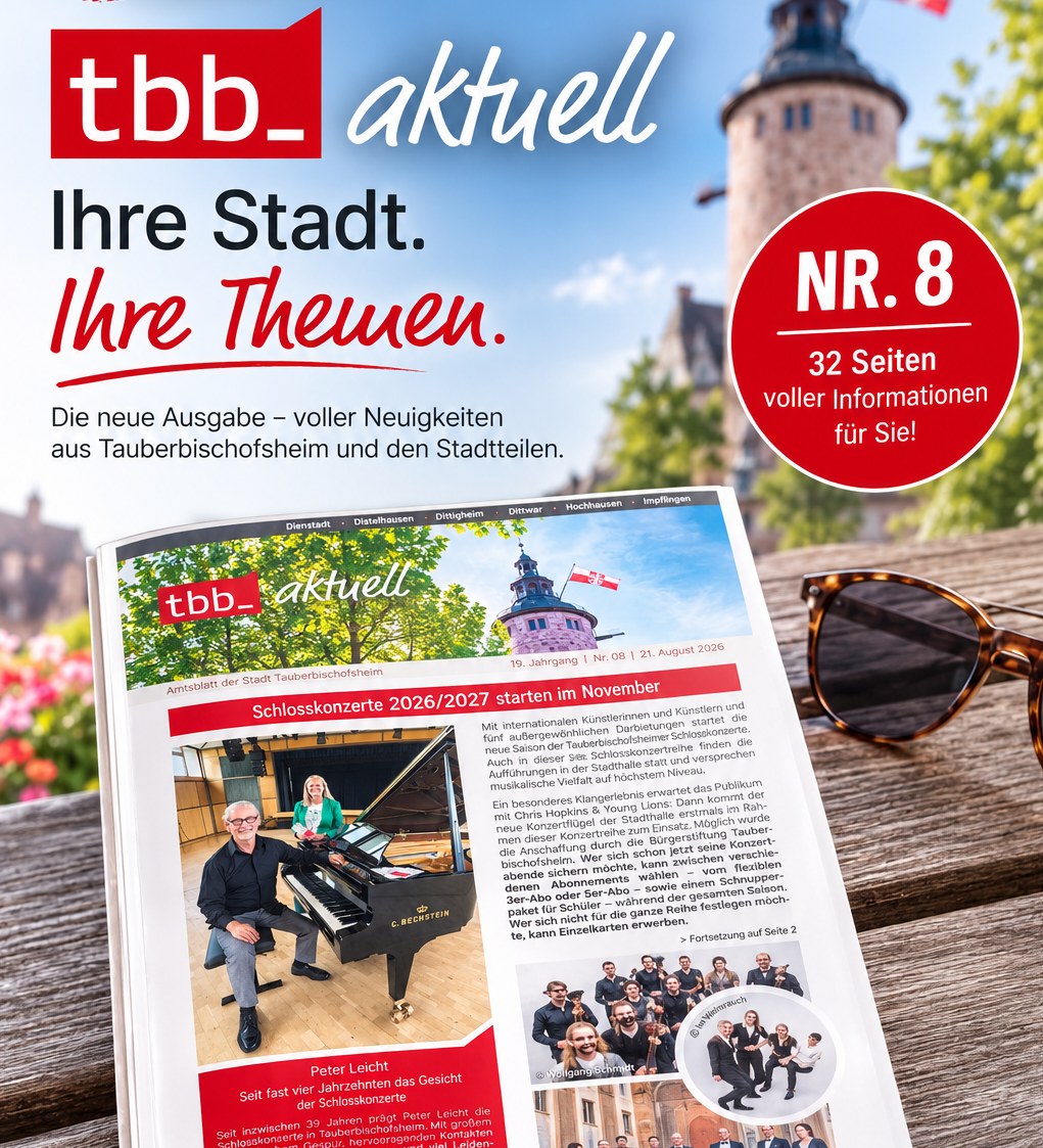Das Amtsblatt "tbb_ aktuell" der Stadt Tauberbischofsheim wird als Ausgabe Nr. 8 beworben. Die Zeitschrift liegt auf einem Holztisch neben einer Sonnenbrille vor einem Schloss Turm. Der Text lautet "Ihre Stadt. Ihre Themen." und "32 Seiten voller Informationen", während die Titelseite Musiker zeigt und "Schlosskonzerte 2026/2027" ankündigt. (KI-Alternativtext)