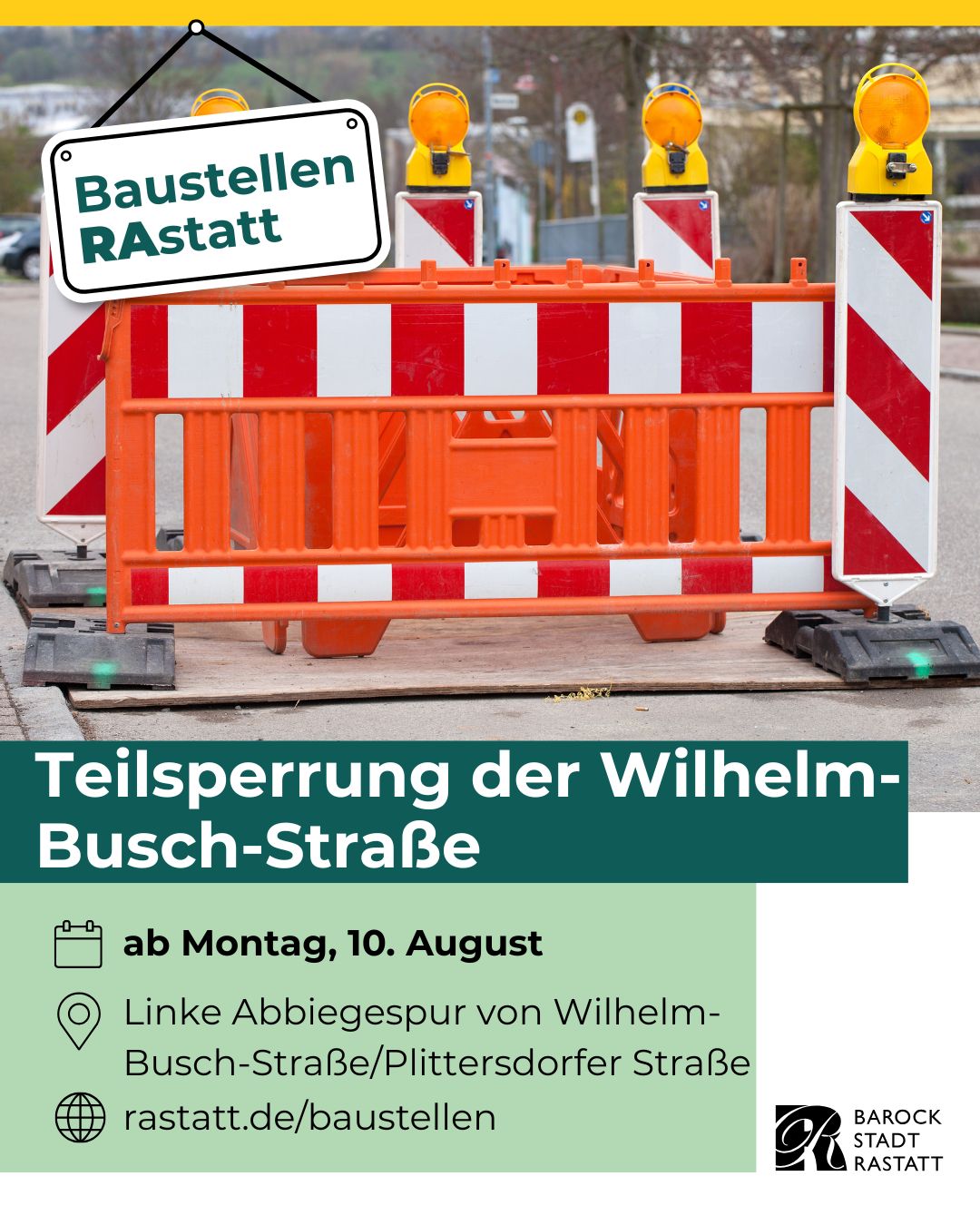 Orange-weiße Baustellenzäune mit gelben Warnleuchten und einem Schild "Baustellen RASTATT". Darunter ein Textfeld mit der Überschrift "Teilspernung der Wilhelm-Busch-Straße" und den Details: Ab Montag, 10. August, linke Abbiegespur von Wilhelm-Busch-Straße/Plittersdorfer Straße. Link: rastatt.de/baustellen. Logo Barockstadt Rastatt. (KI-Alternativtext)