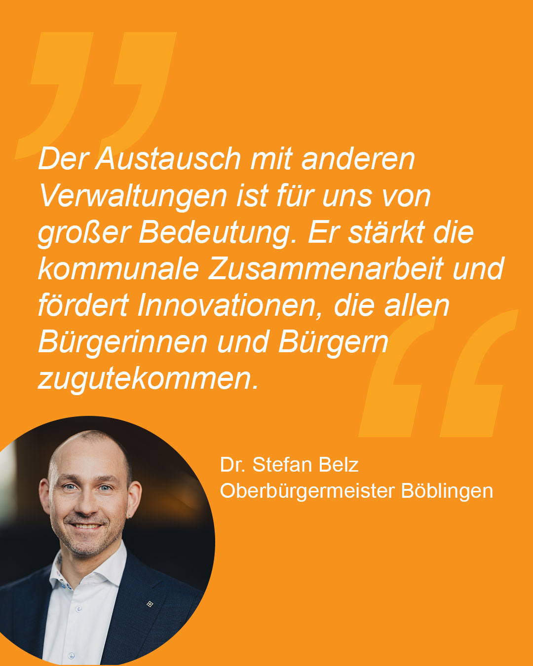 Dieser Alternativtext wurde KI-generiert: Ein farbiges Bild mit einem Zitat über die Bedeutung des Austauschs zwischen Behörden und die Stärkung der Zusammenarbeit. Darunter ist ein Porträt einer Person zu sehen.