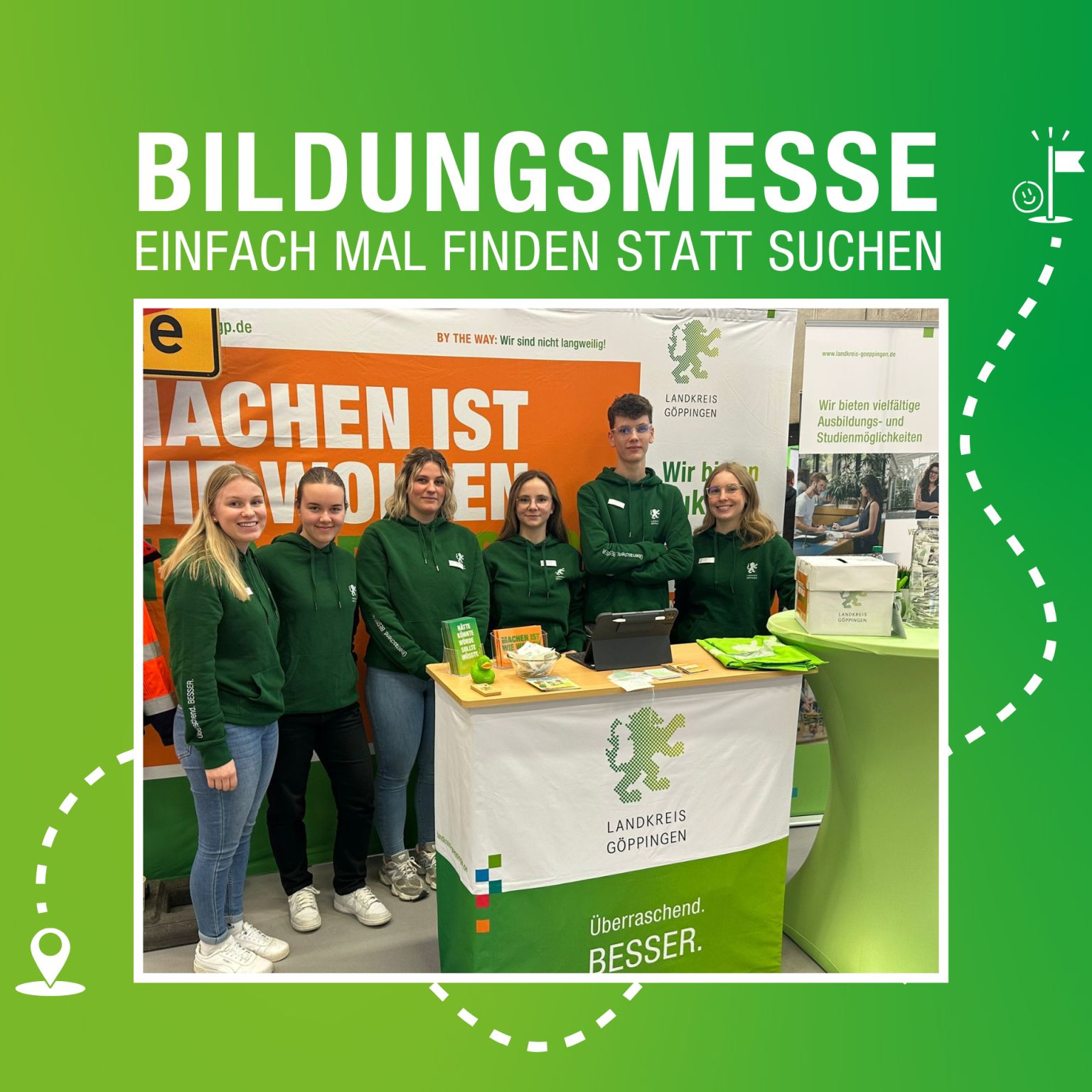 Dieser Alternativtext wurde KI-generiert: Ein farbiges Bild zeigt eine Messe oder einen Stand mit mehreren Personen, die grüne Kleidung tragen. Im Hintergrund sind Infomaterialien und Logos zu sehen.