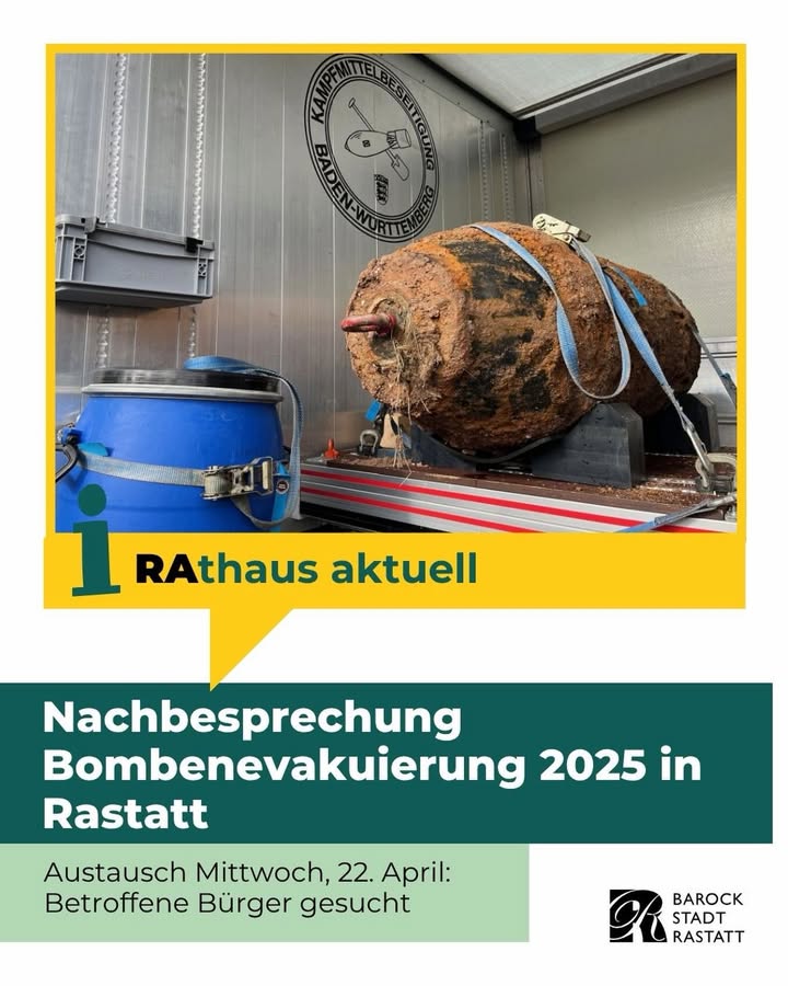 Dieser Alternativtext wurde KI-generiert: Schwarz-weißes Foto einer schweren, gerissenen Steinplatte, die von einer Maschine mit einem Saugnapf angehoben wird. Im Vordergrund befindet sich ein Informationsschild mit Text.